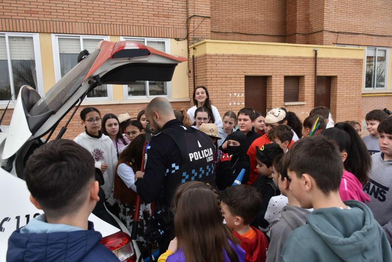 Los alumnos y alumnas conocen los detalles del coche policial