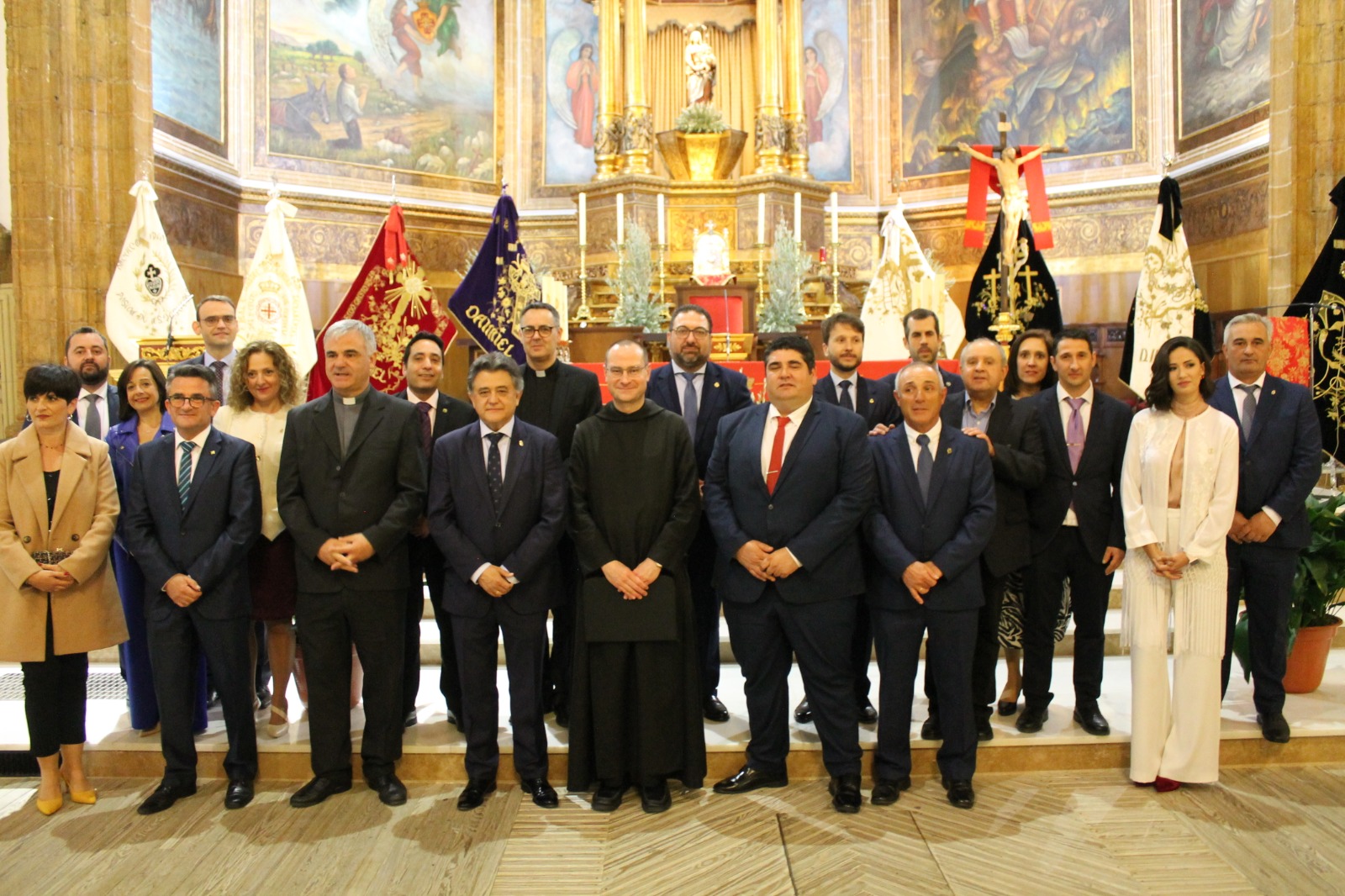 El pregonero de Semana Santa junto con las autoridades municipales y cofrades