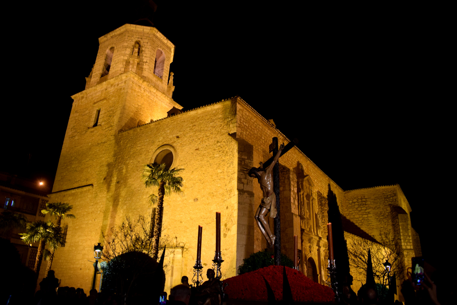 La imagen del Cristo del Consuelo en su salida desde la iglesia de San Pedro Apóstol