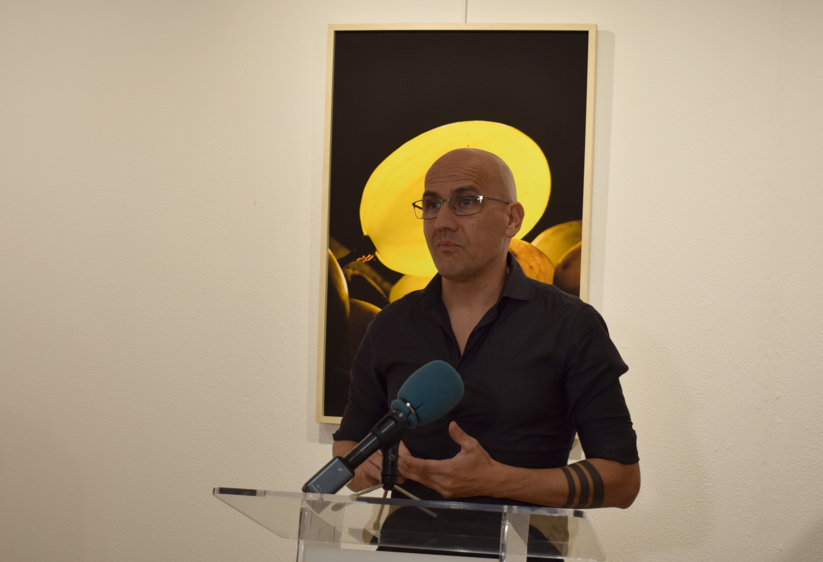 Juan Miguel Ortuño presentando su exposición