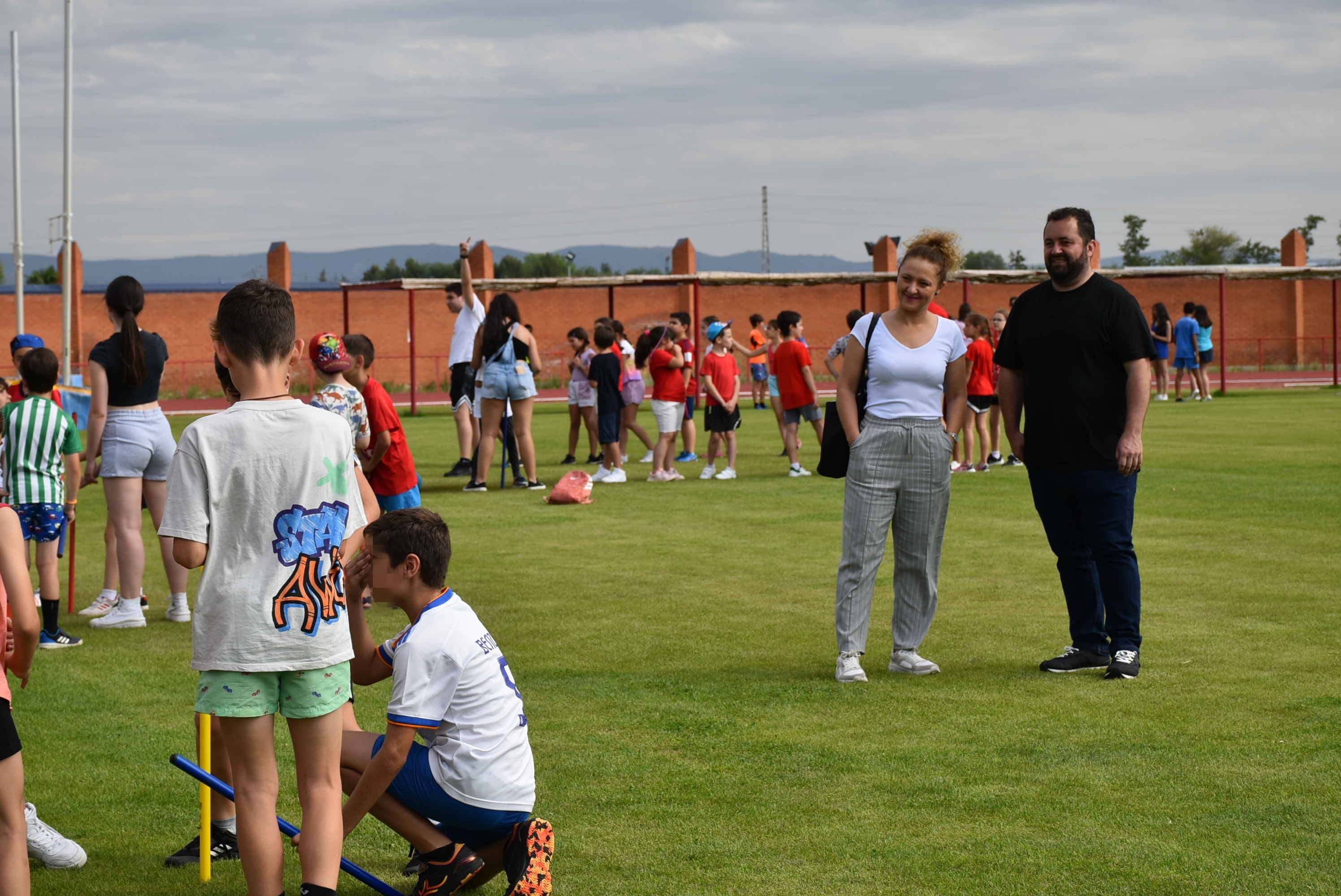 ​  María de las Cruces Sánchez de Pablo y Román Ortega visitaron a los escolares en su actividad.  ​