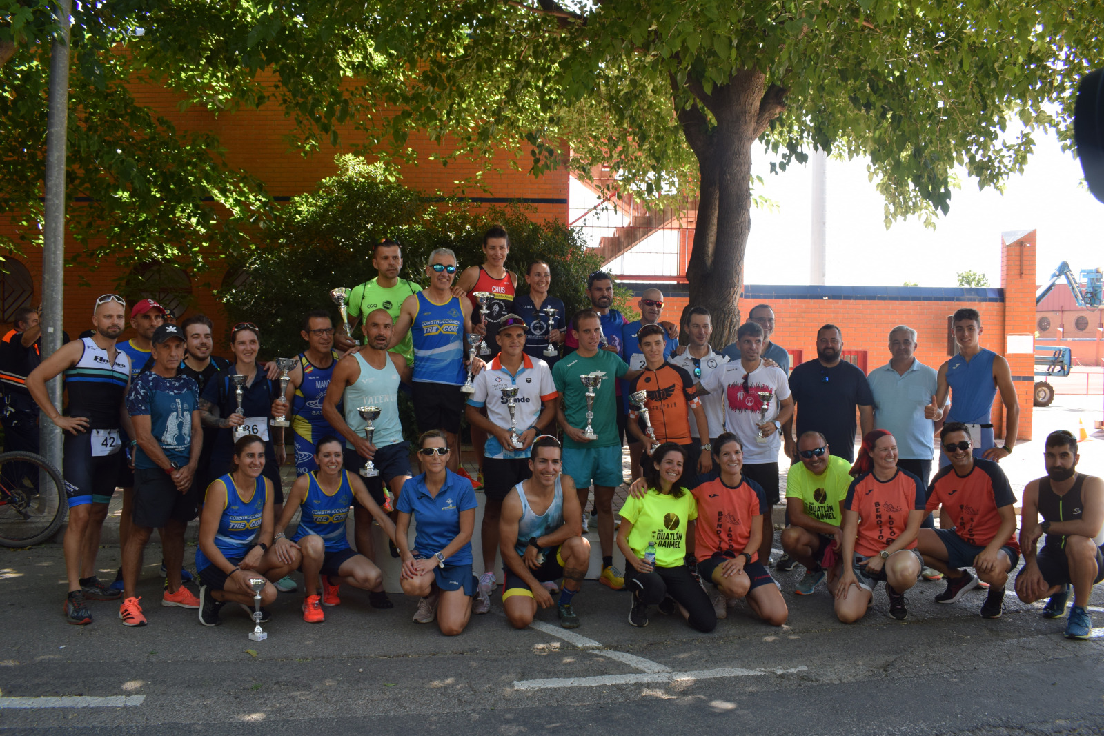 Los ganadores del duatlón junto con las autoridades municipales