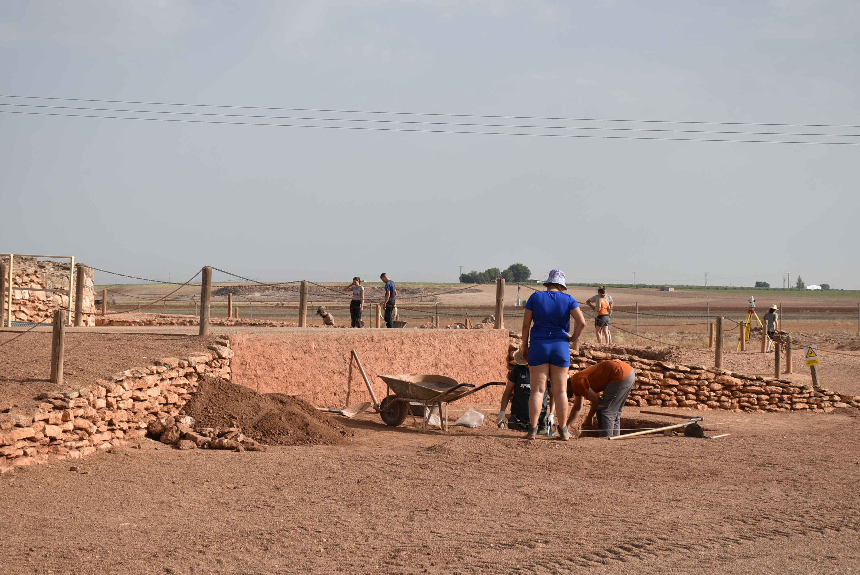 Los estudiantes en las dos zonas de excavación.