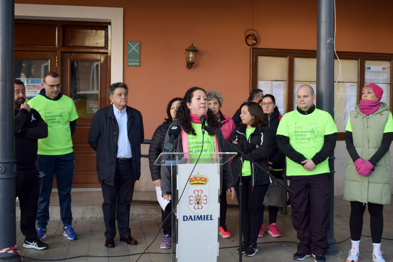 María Ángeles García de la Galana junto a la representación municipal