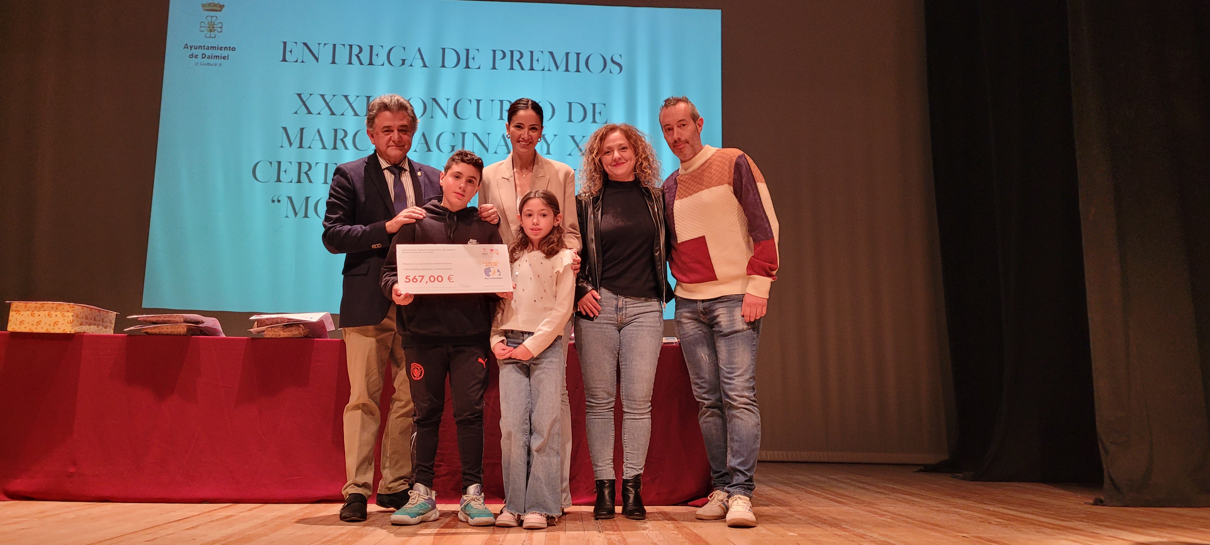 El alcalde y las responsables de Cultura e Infancia junto a La Magia de Eva.