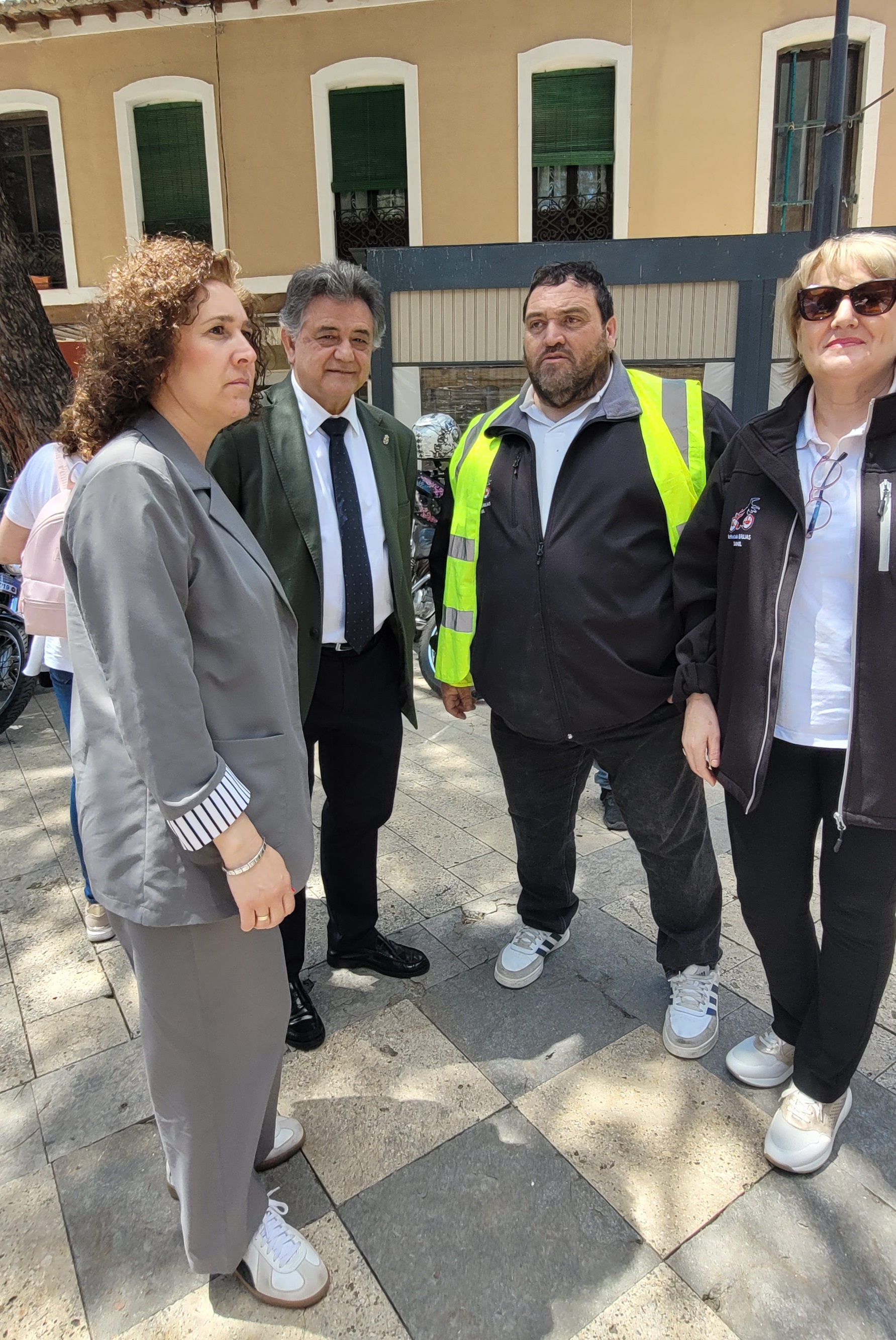 El alcalde recibió a los moteros a su llegada.