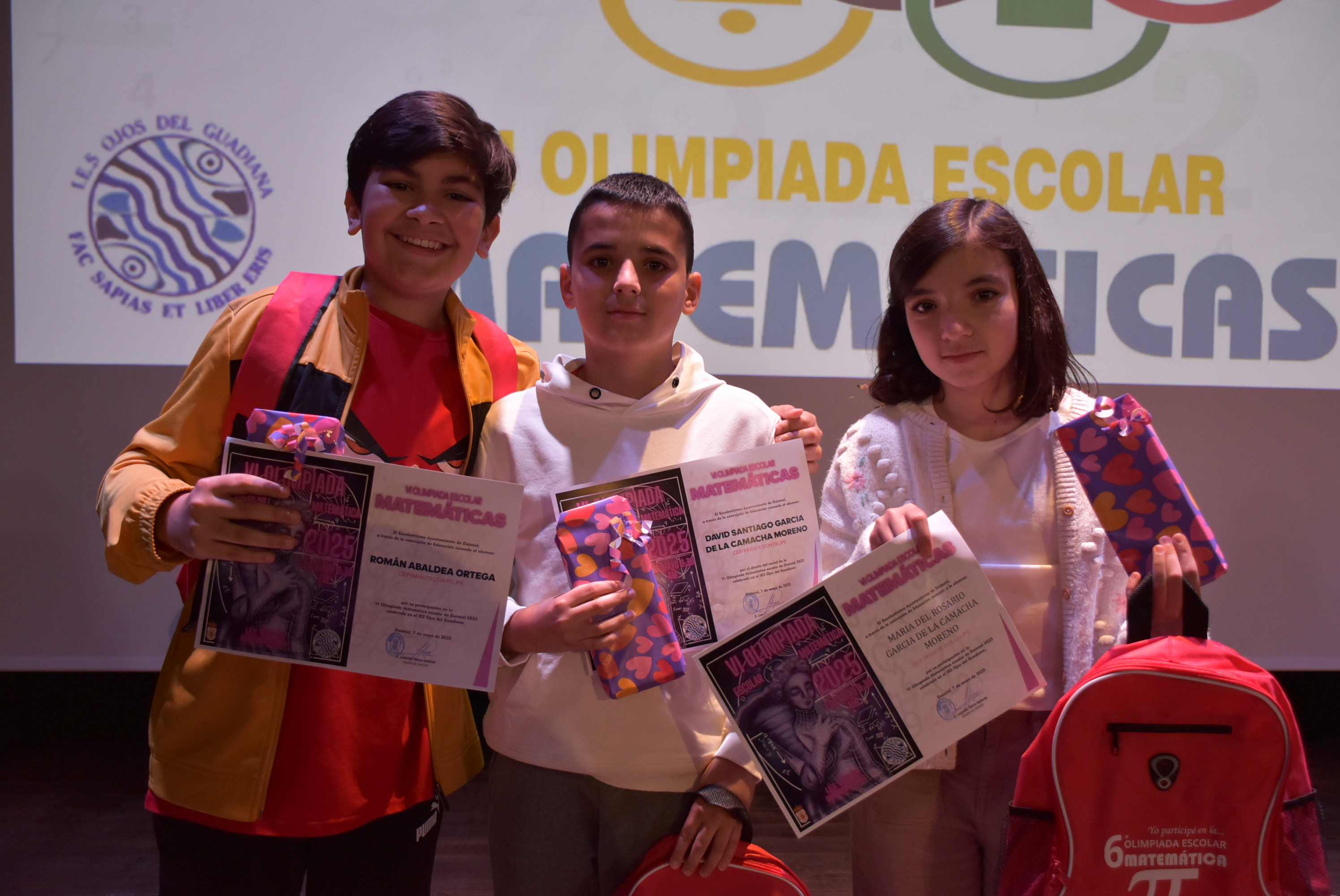 De izquierda a derecha, primer, segundo y tercer premio