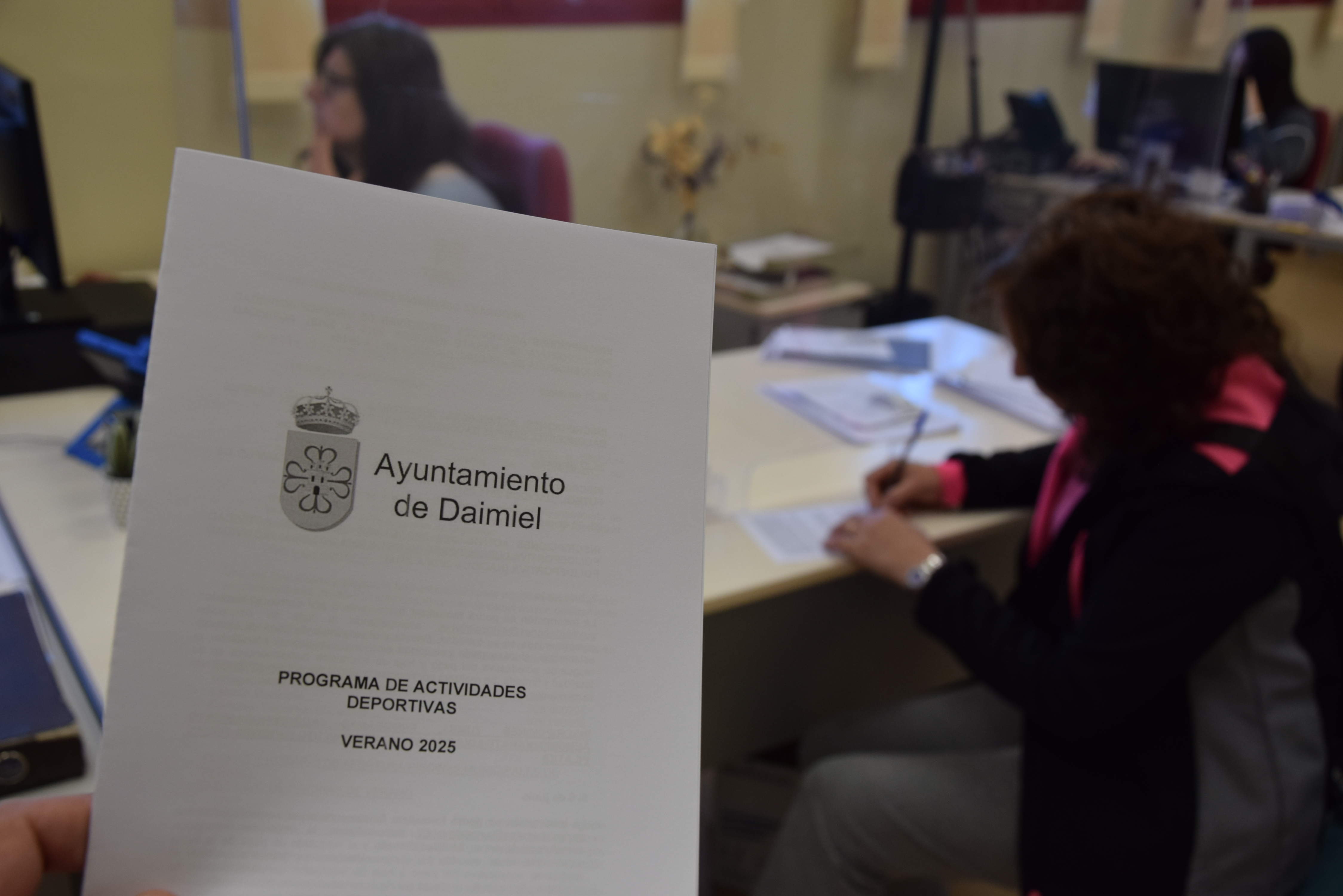 Una usuaria completa la inscripción en la delegación municipal