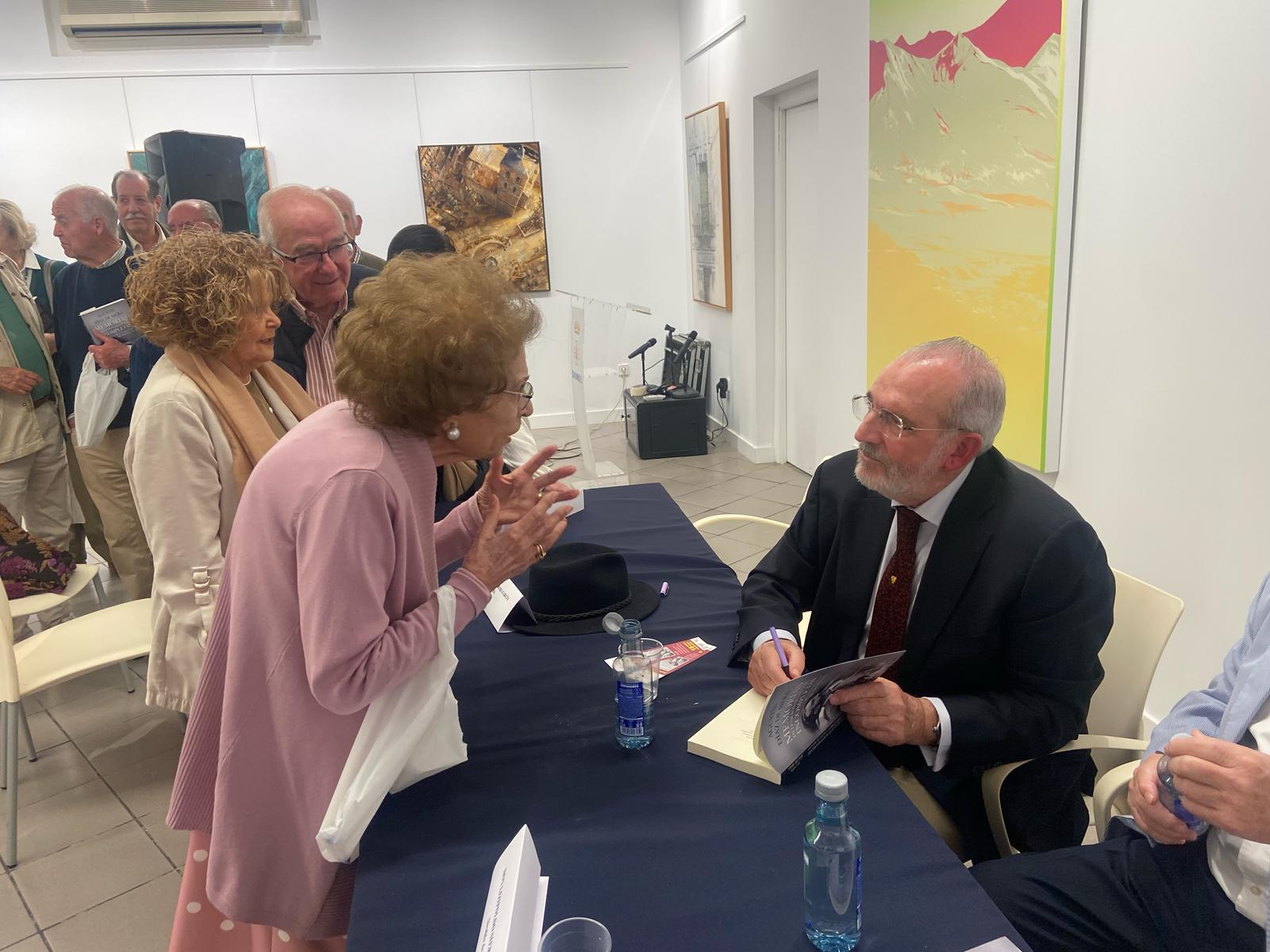 Al final del acto el autor firmó ejemplares del libro.