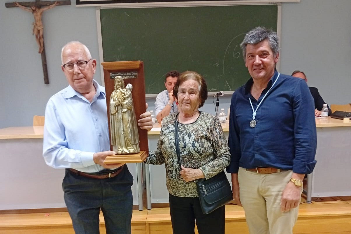 Entrega de réplica a participantes de los Patios Abiertos