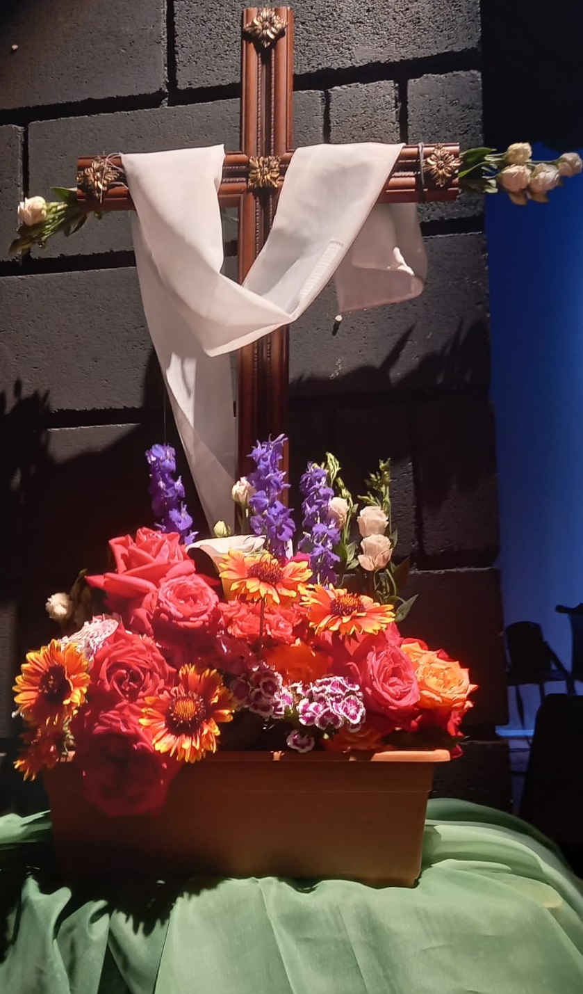 Cruz elaborada con las flores de la mínimas y las carmelitas.