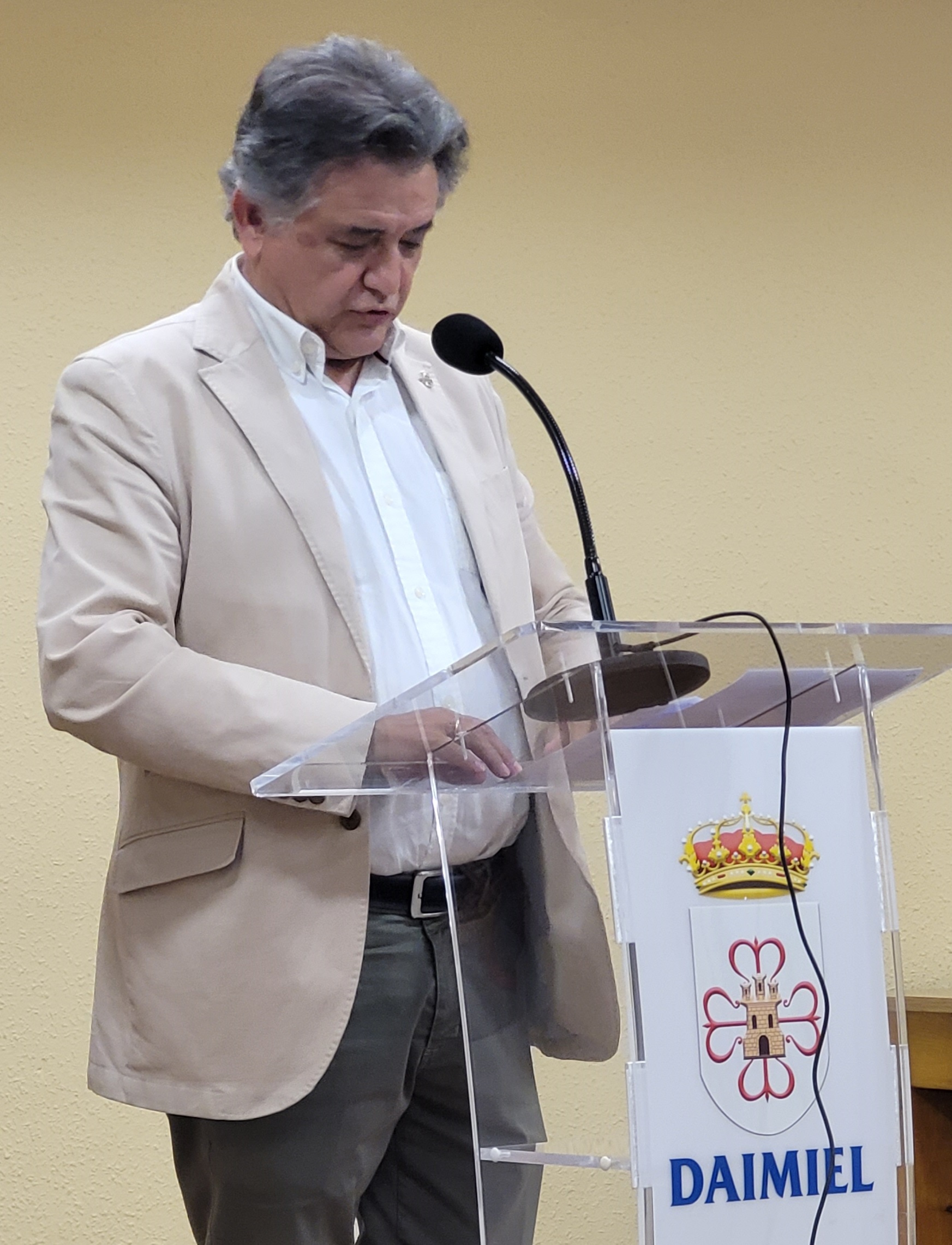 El alcalde, Leopoldo Sierra.