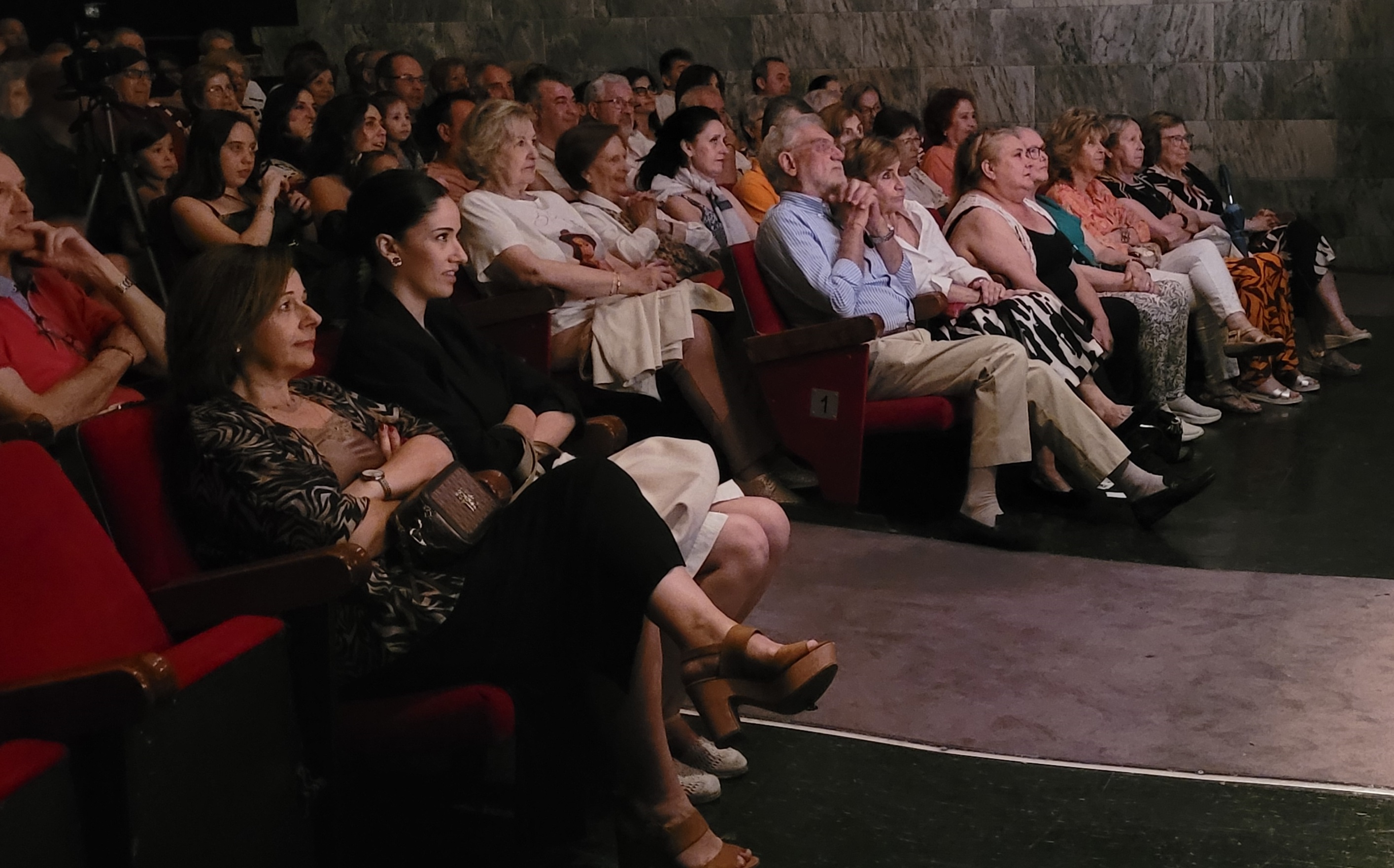 Numeroso público en el estreno de 'La Casona'.