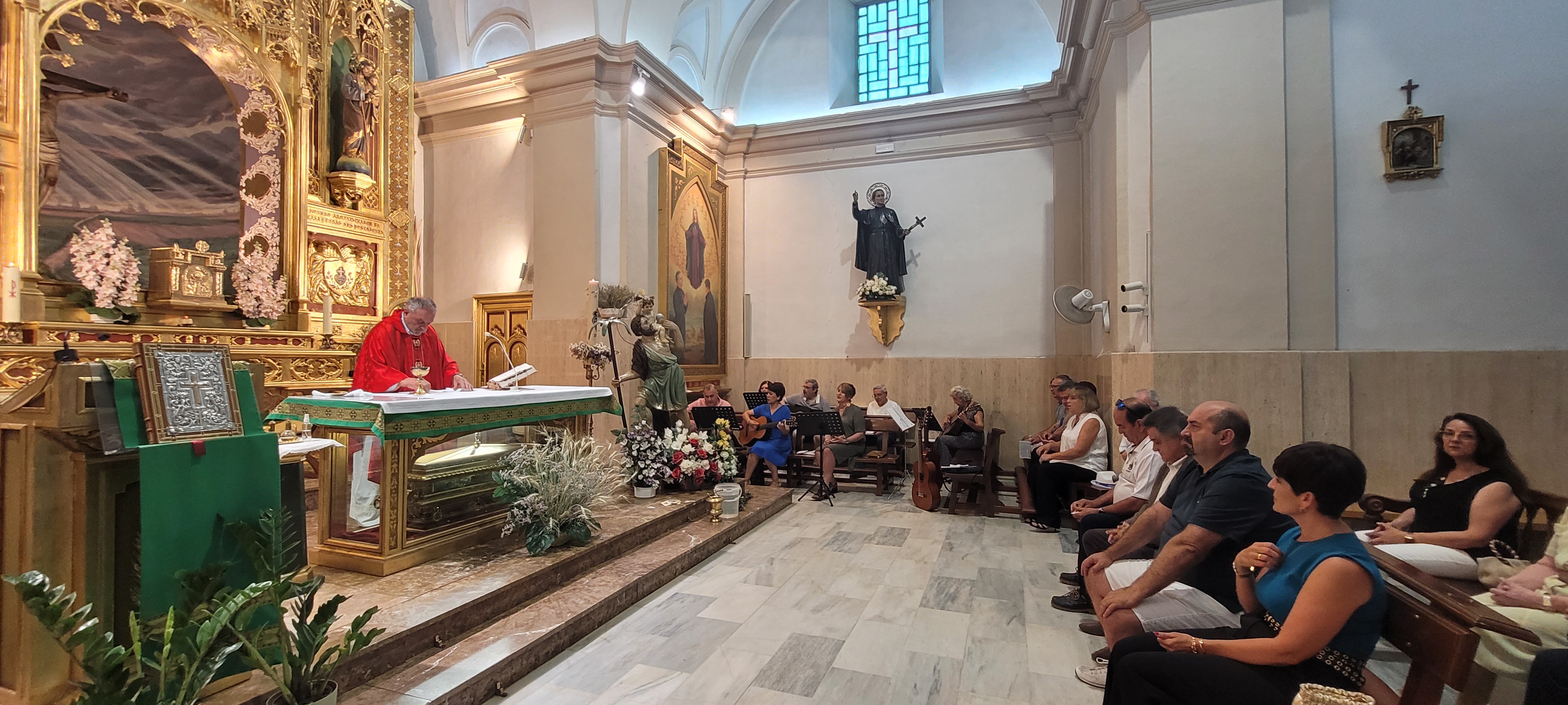Solemne función religiosa en la ermita.