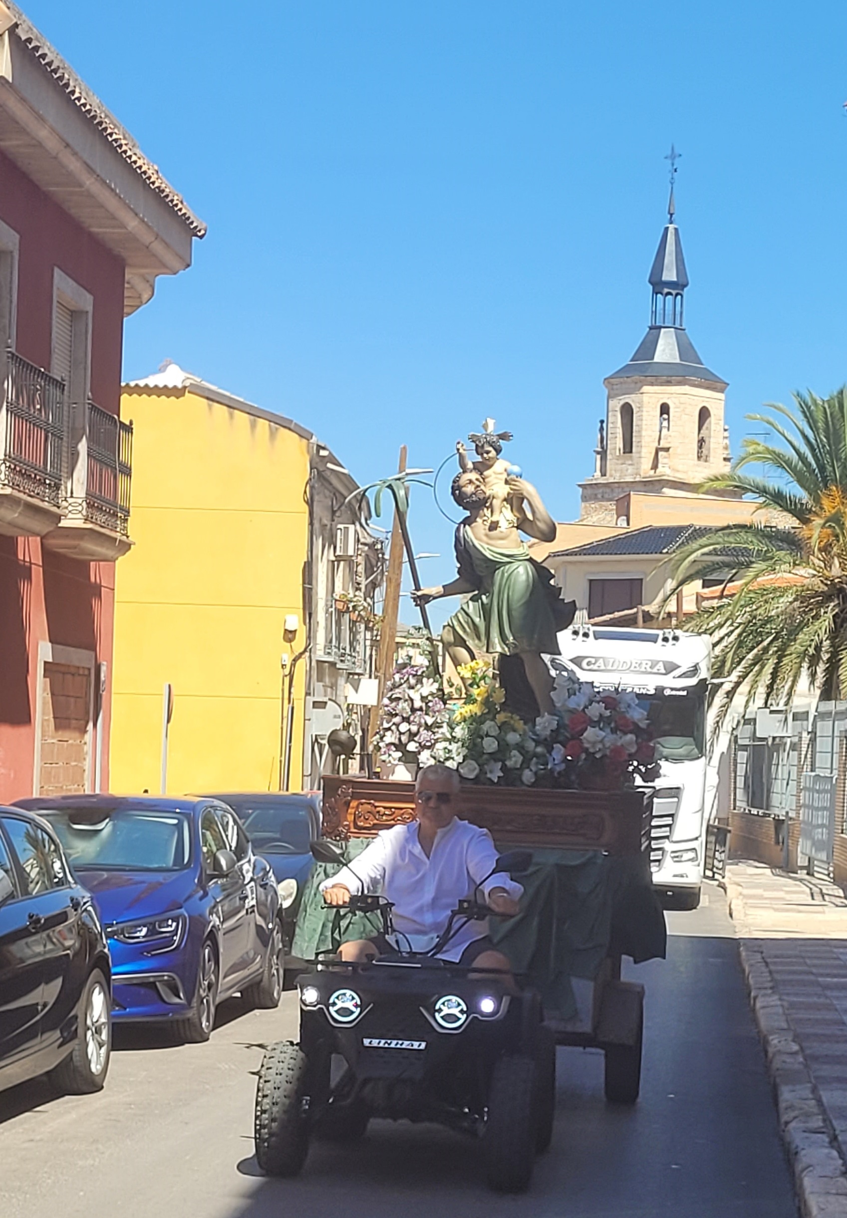La imagen de San Cristóbal por las calles de Daimiel.