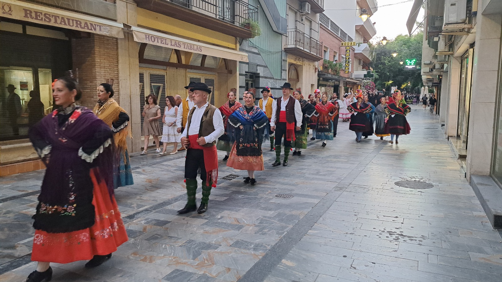 Pasacalles e intercambio de regalos Festival Nacional de Folklore