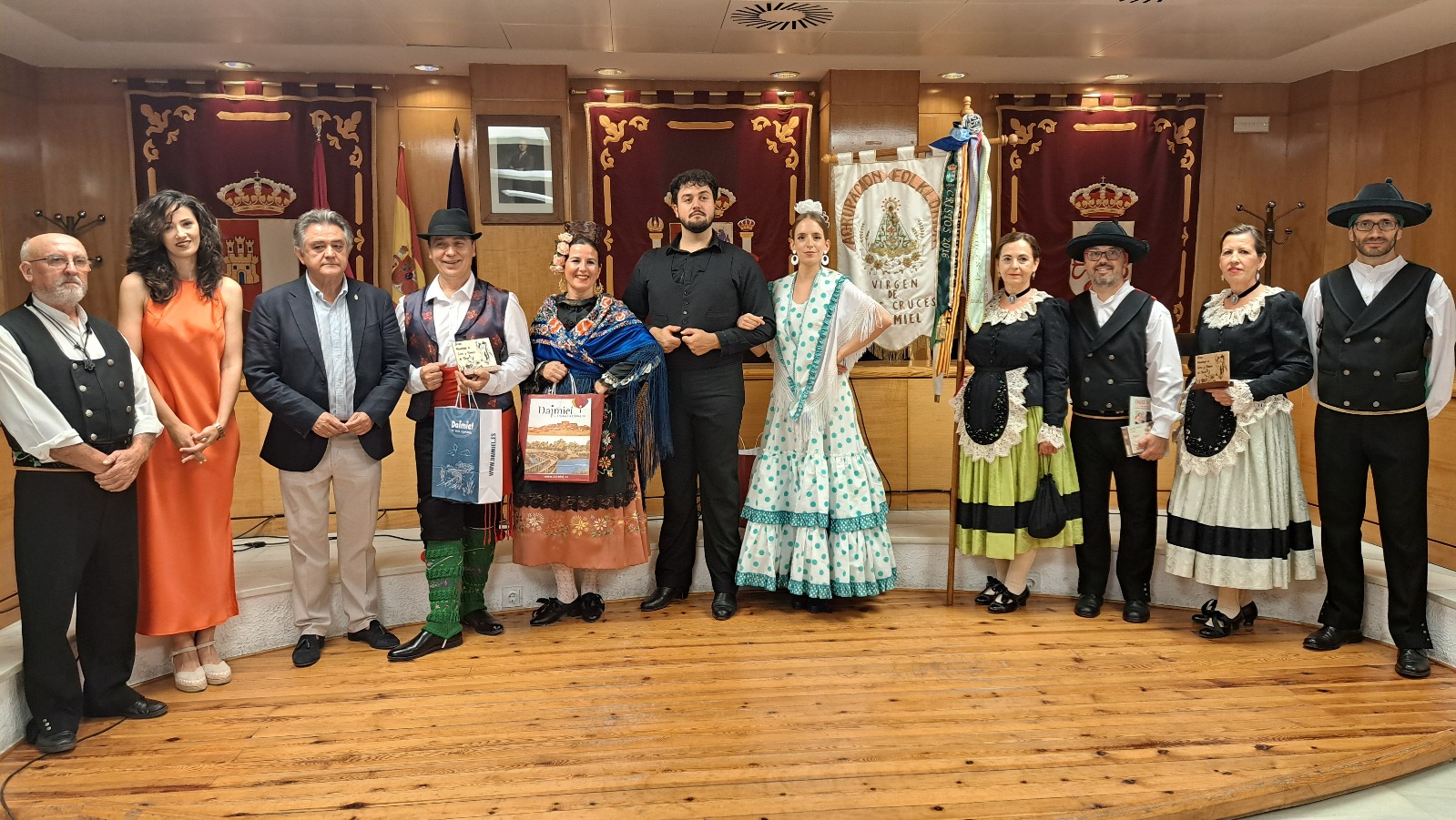 Pasacalles e intercambio de regalos Festival Nacional de Folklore