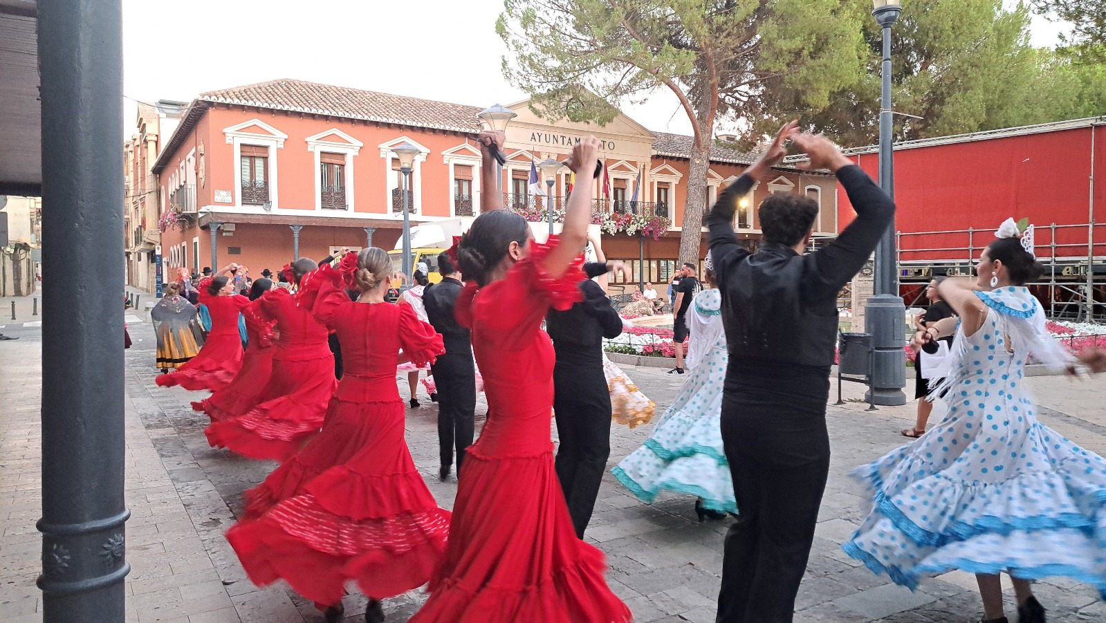 Pasacalles e intercambio de regalos Festival Nacional de Folklore
