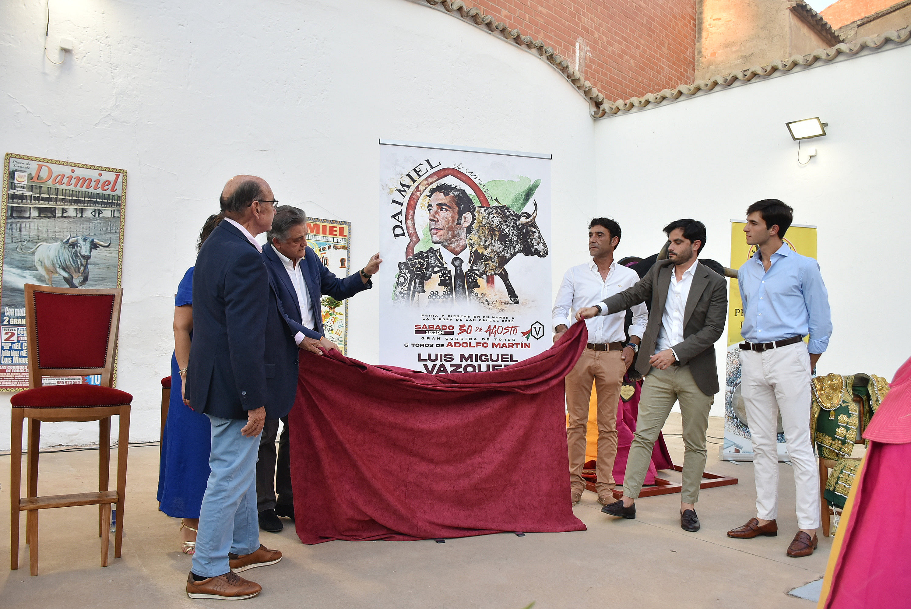 El cartel oficial se reveló públicamente en el acto