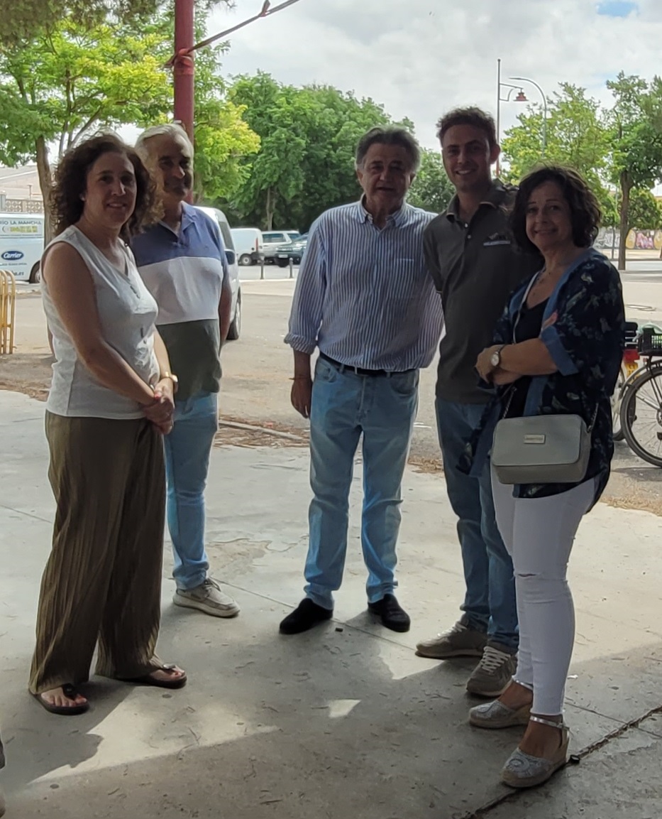 El alcalde junto al presidente de la peña y otros miembros de la Corporación Municipal.