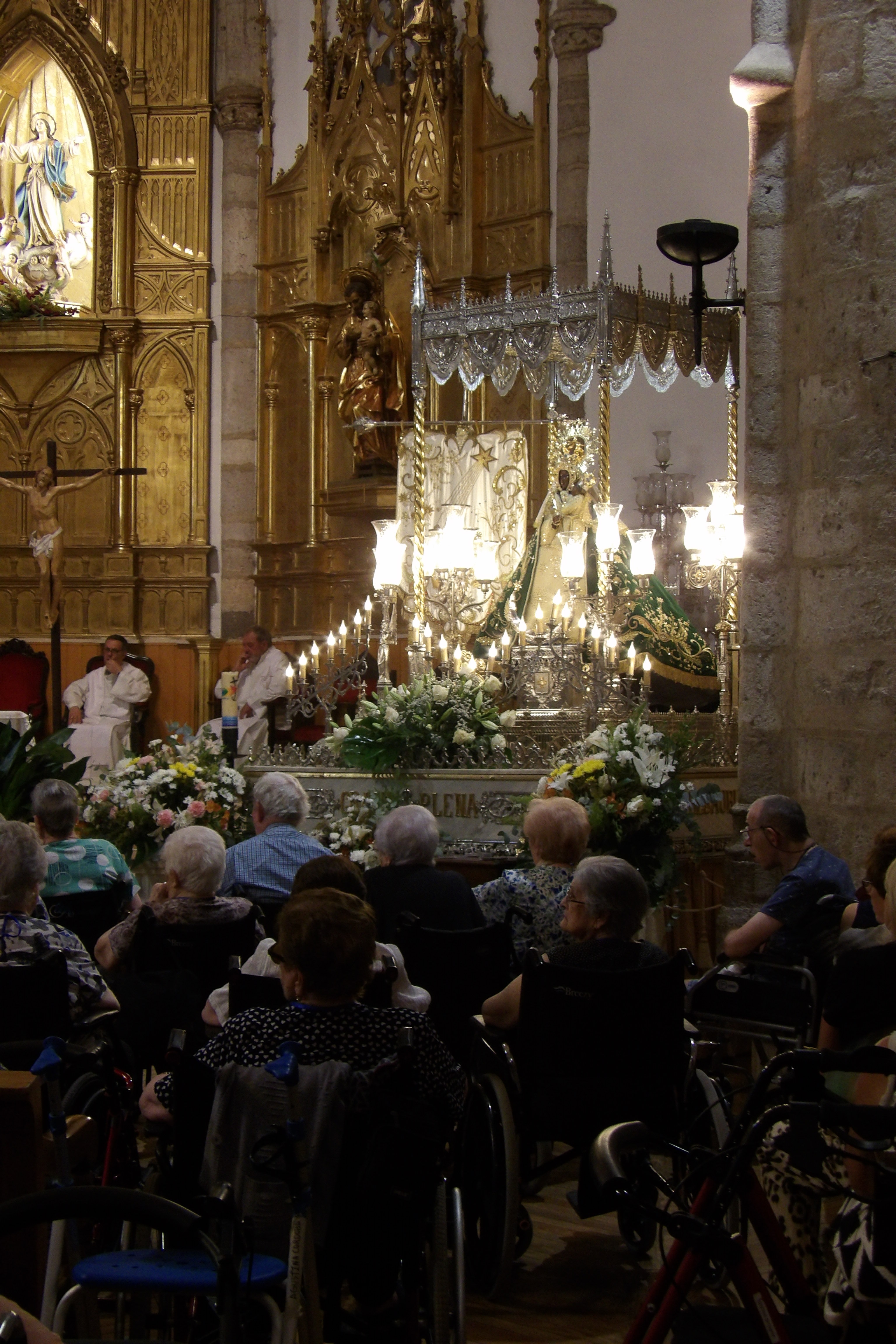 Eucaristía en la iglesia de Santa María.