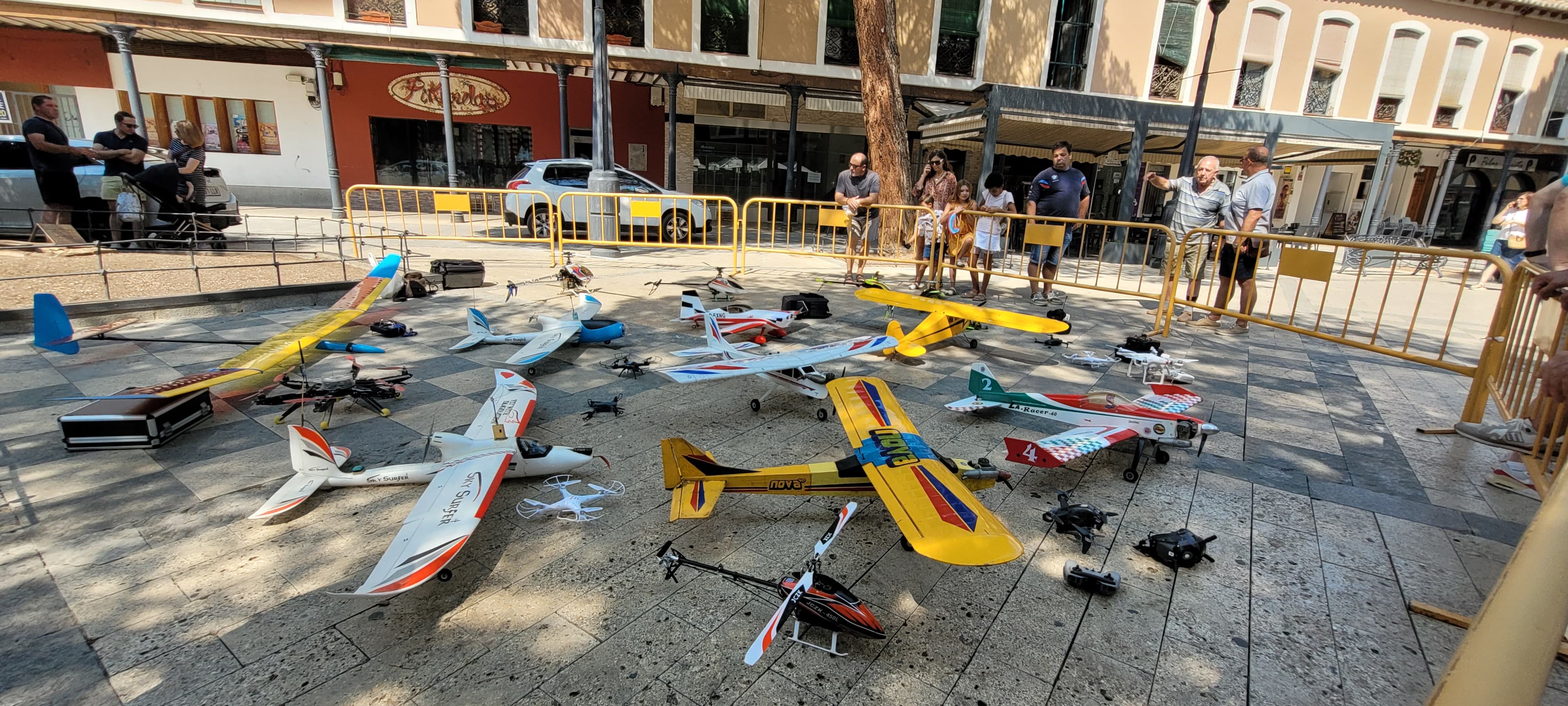 Exhibición de aeromodelos en la Plaza de España.