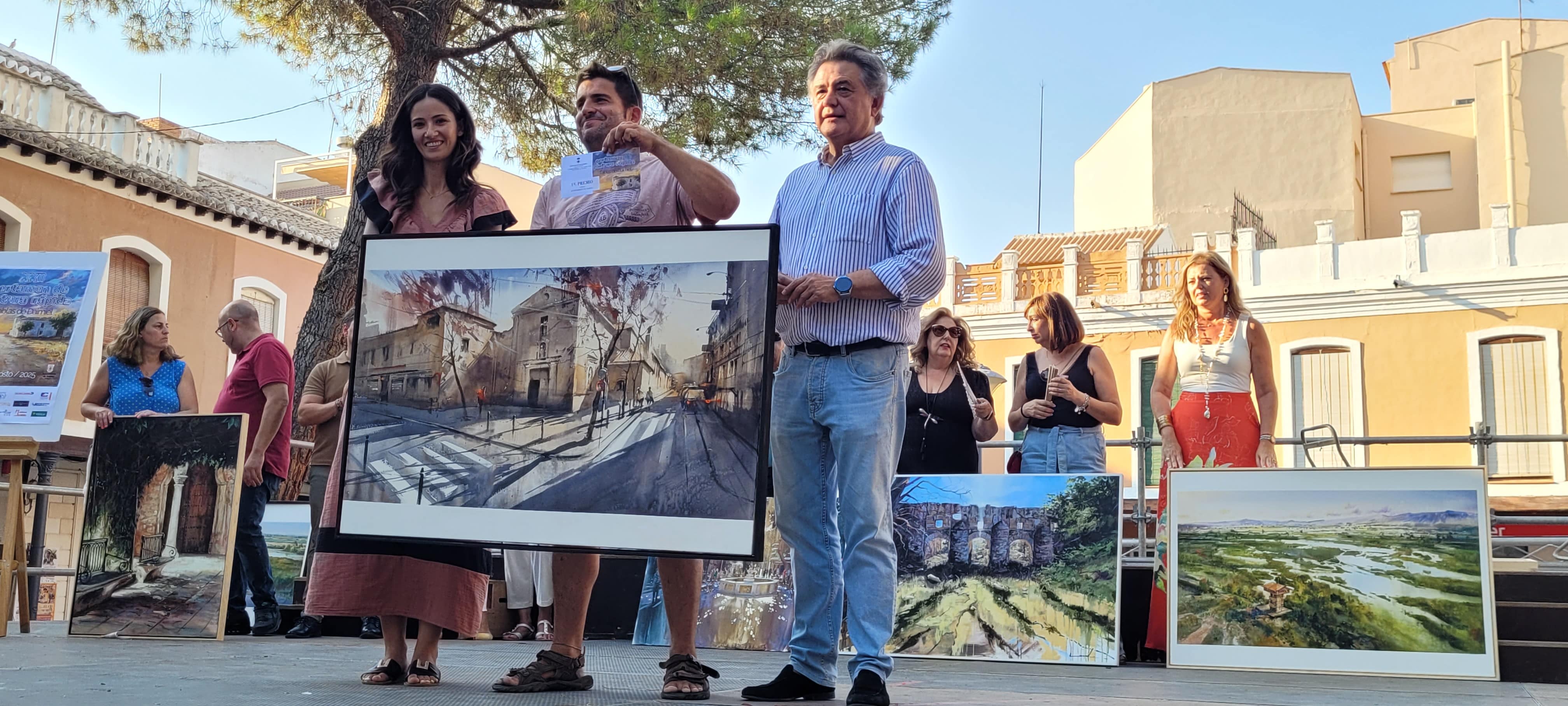 El alcalde y la concejal de Cultura junto con el ganador del certamen.