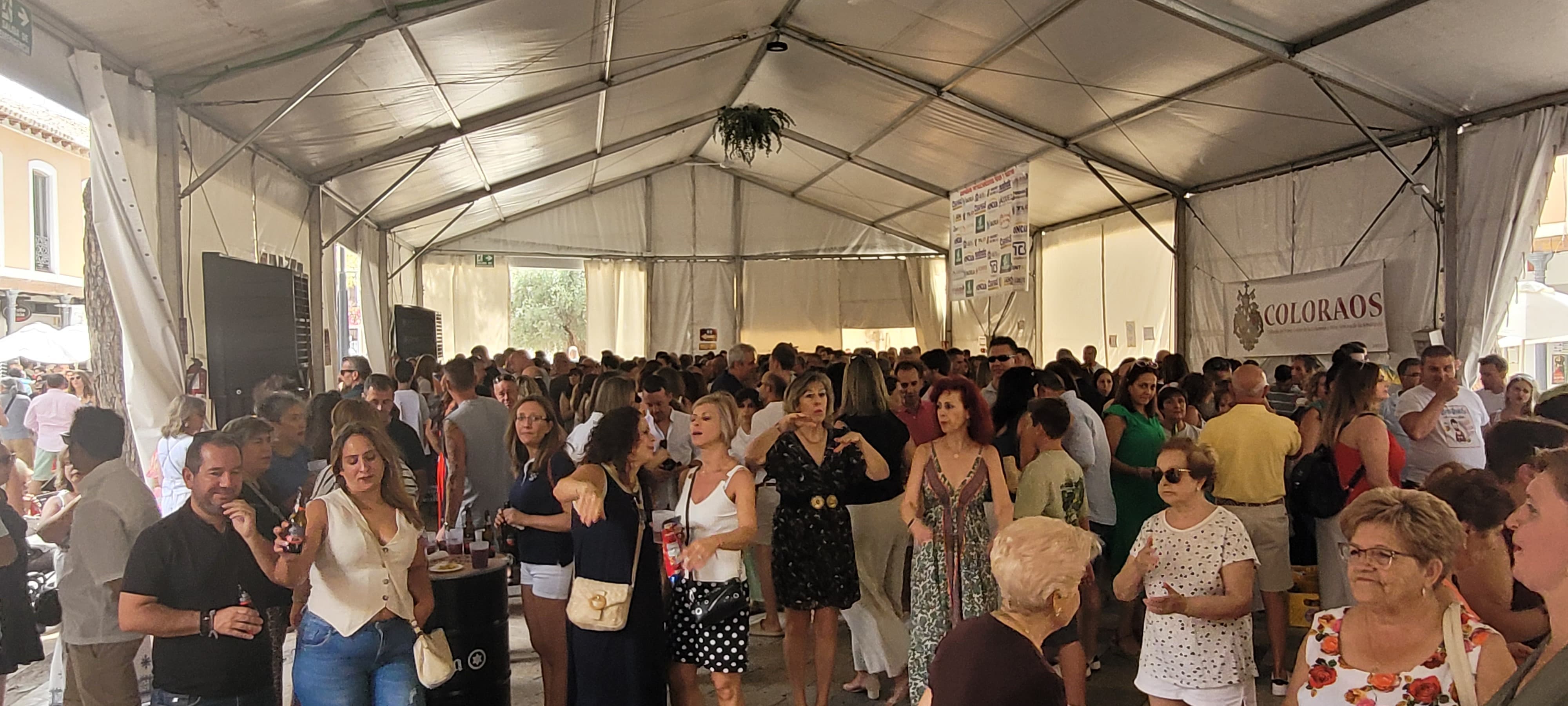 Personas de todas las edades han acudido a la carpa.