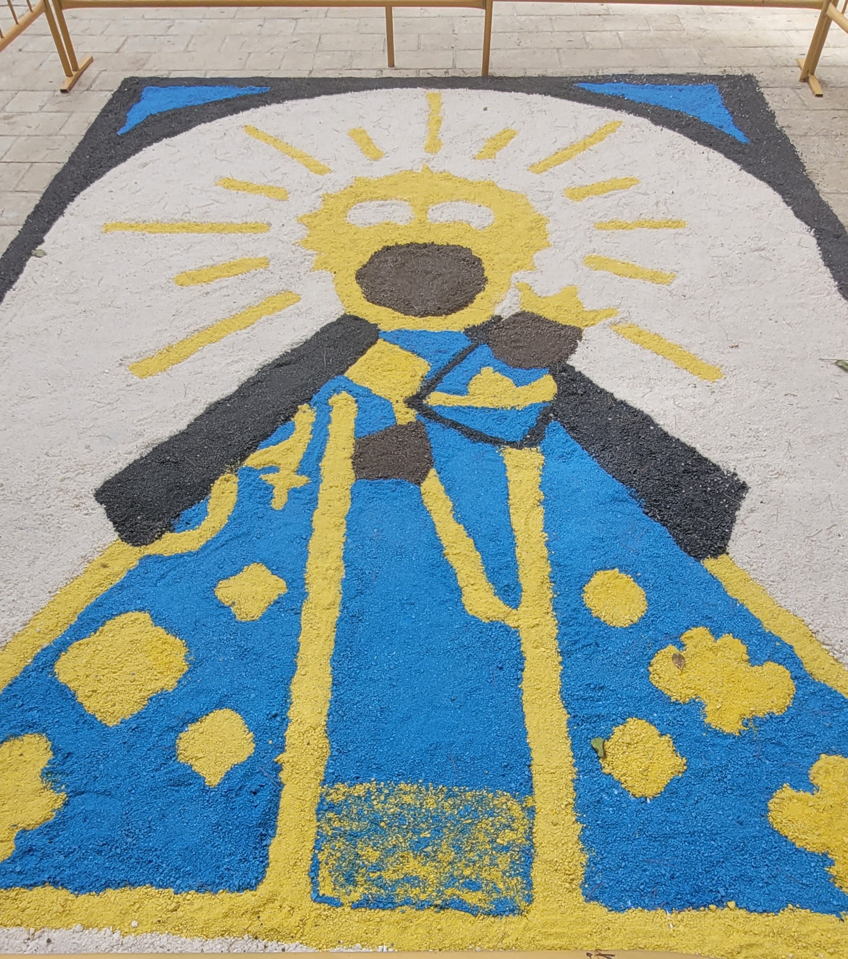 La alfombra elaborada por la Hermandad Virgen de las Cruces.