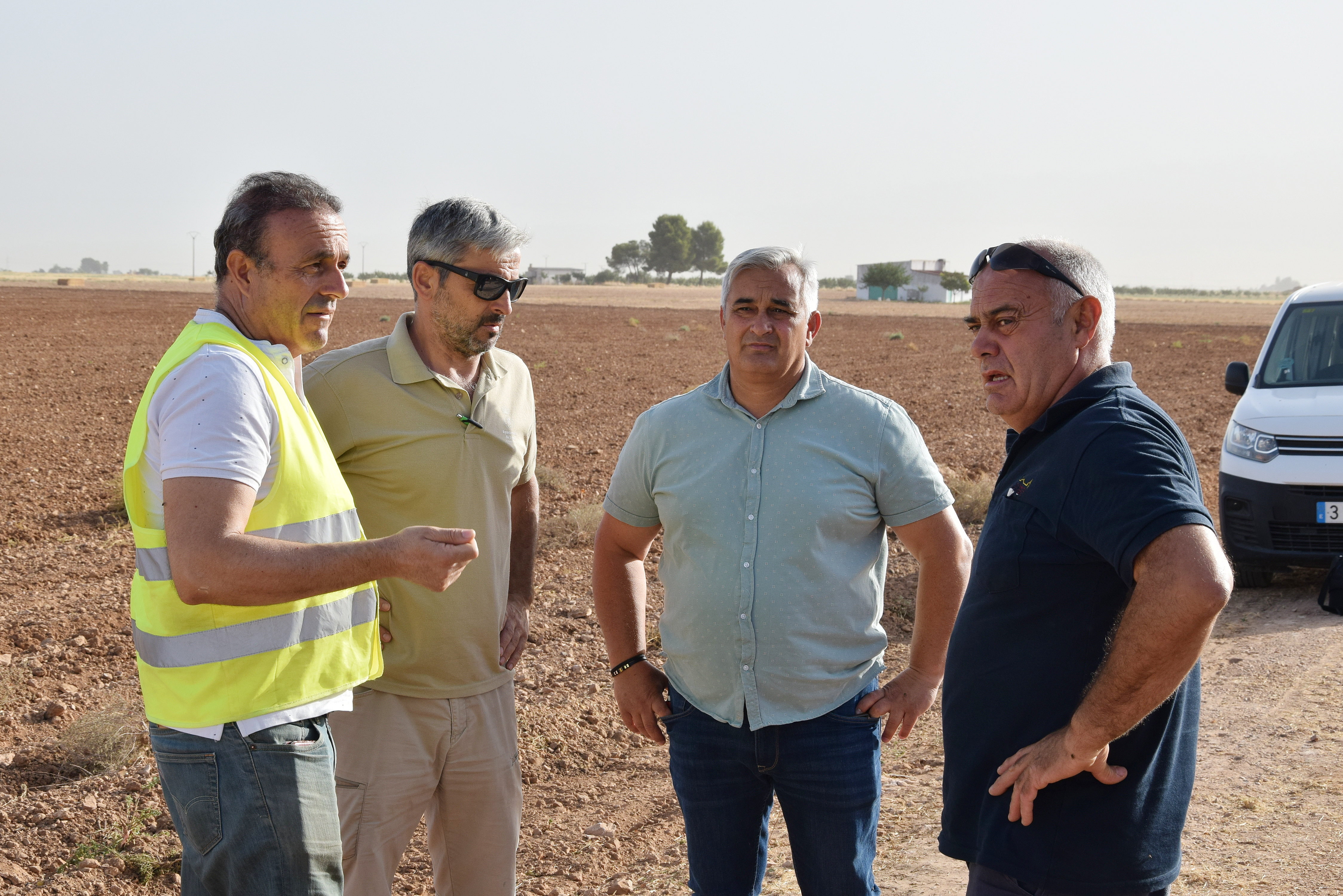 Villar junto a los técnicos del área