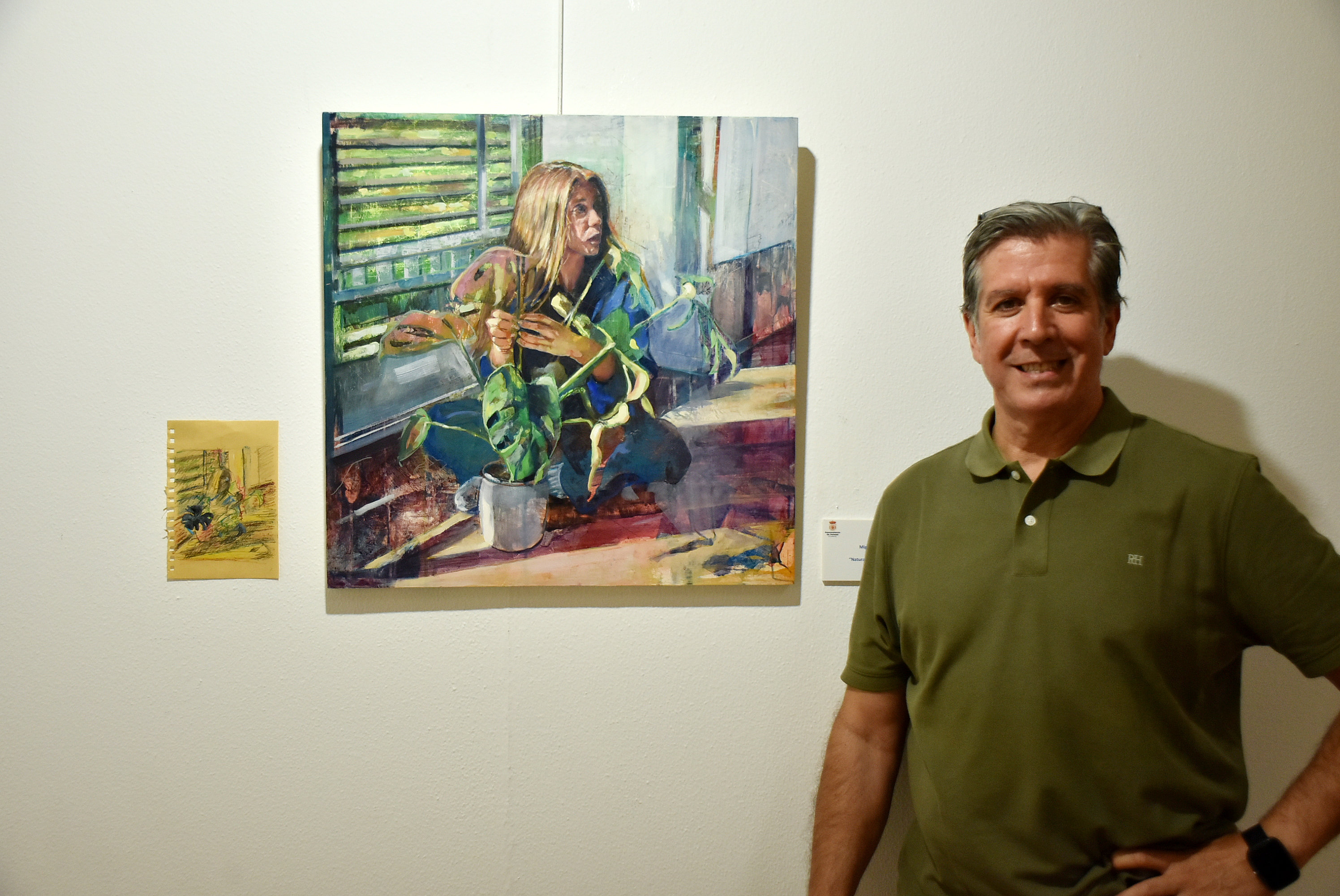 Carmona junto a 'Naturaleza en mis manos', obra representativa de su tránsito artístico.