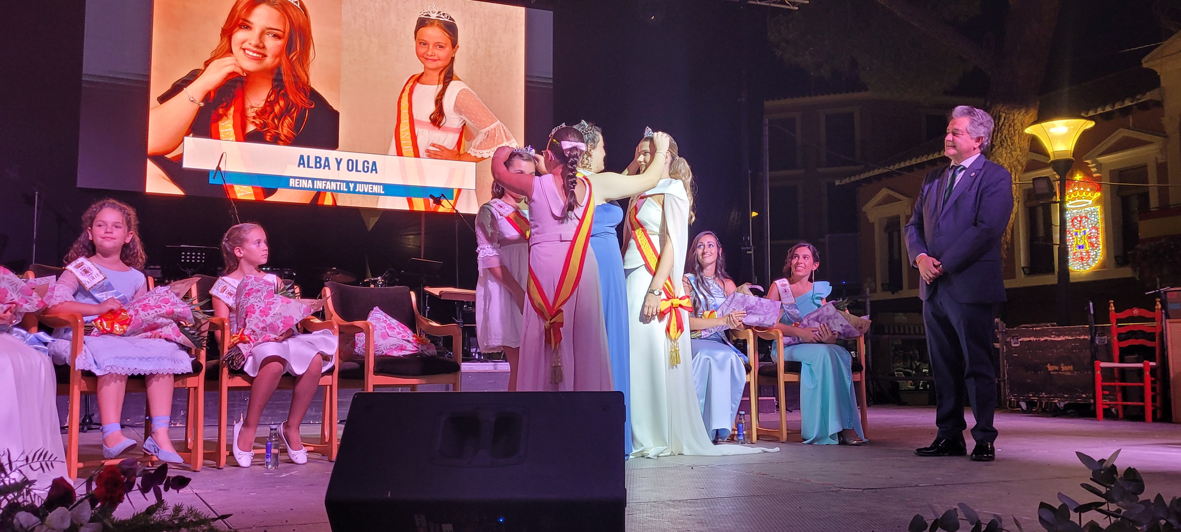 Las reinas del año pasado ceden sus coronas a las reinas 2025.