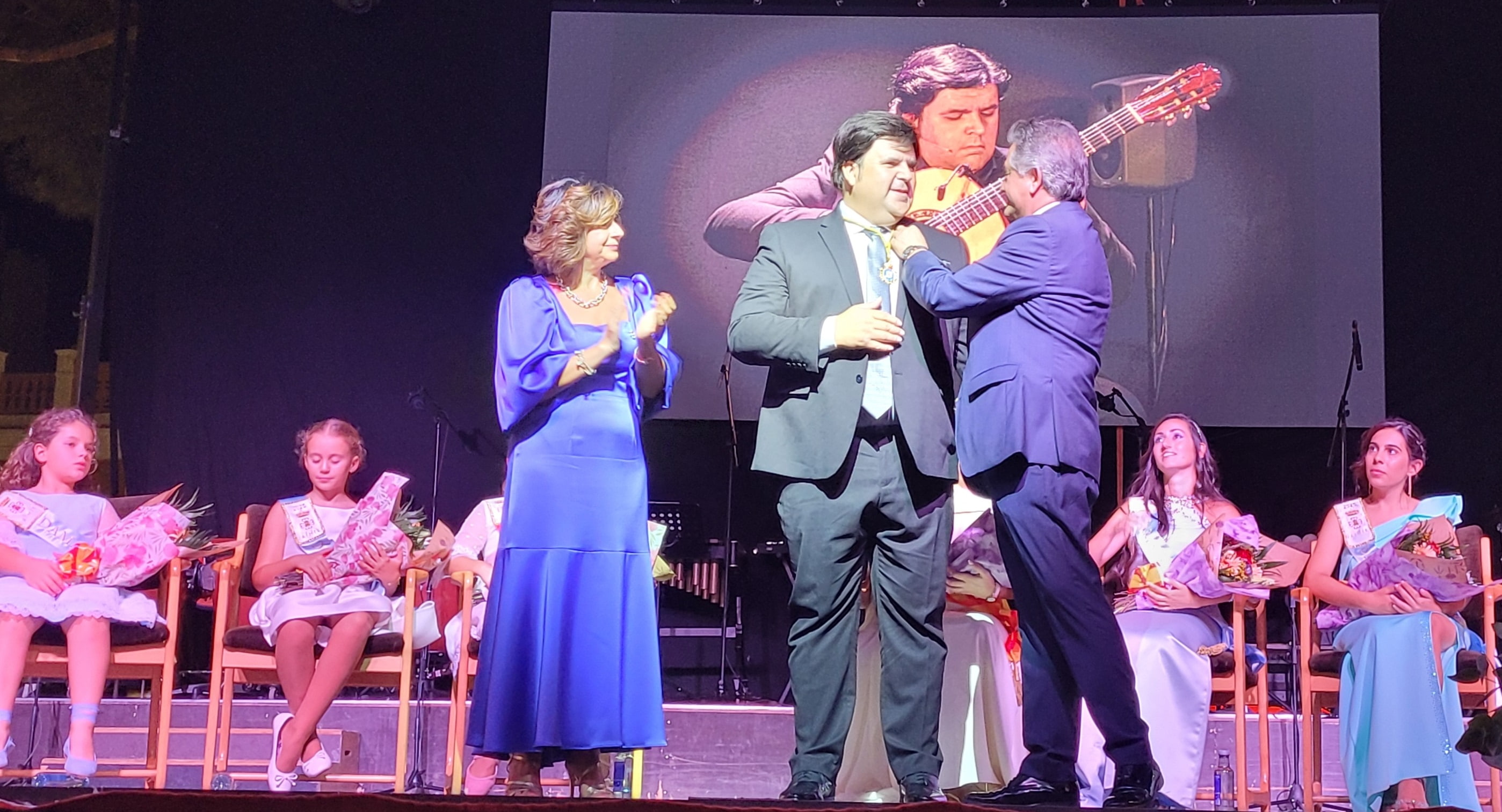 El alcalde hace entrega de la Medalla de Honor a Ricardo Fernández del Moral.