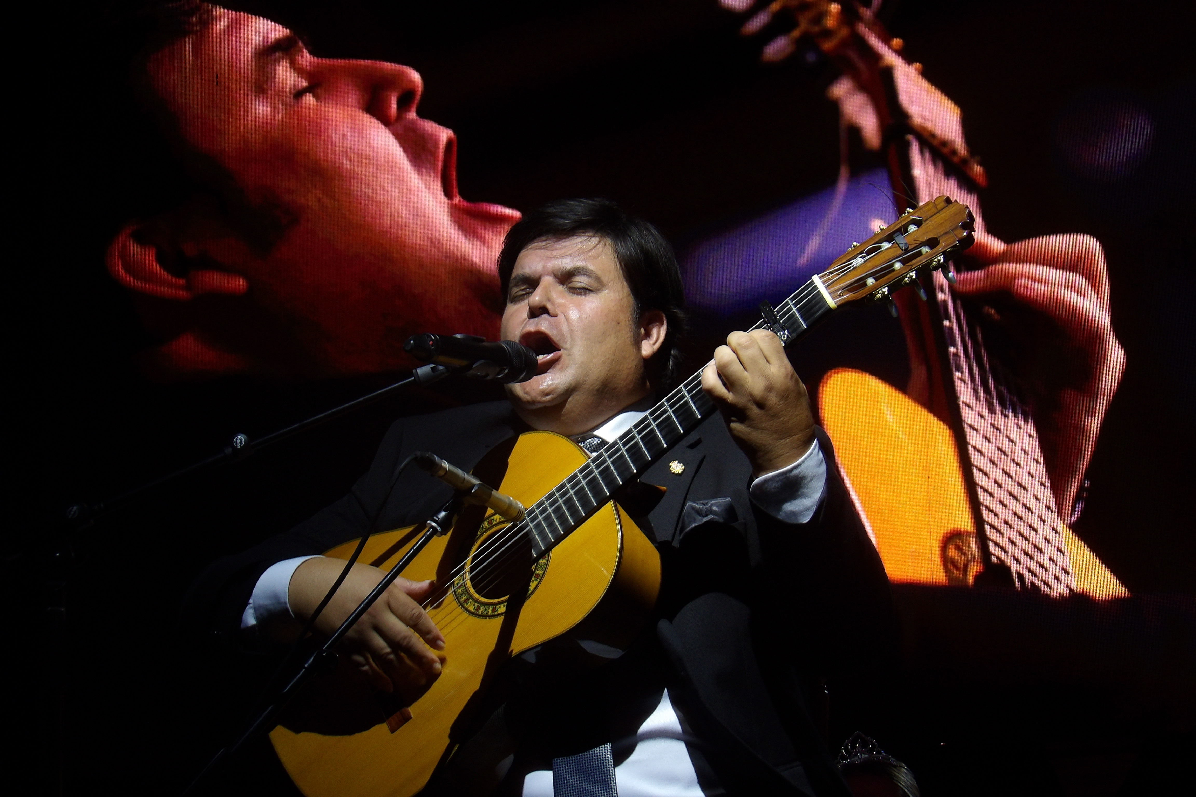 Ricardo Fernández del Moral dedicó unos temas a sus vecinos.