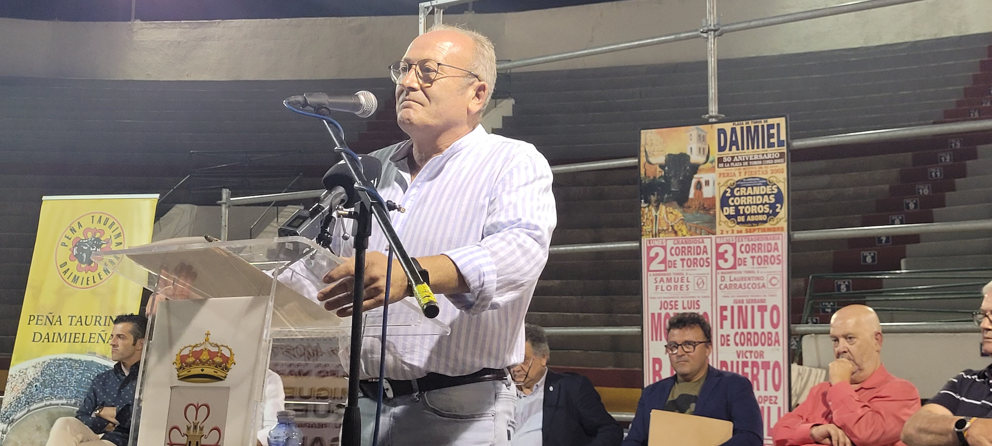 El presidente de la Peña Taurina, Javier Romero, en un momento del acto.