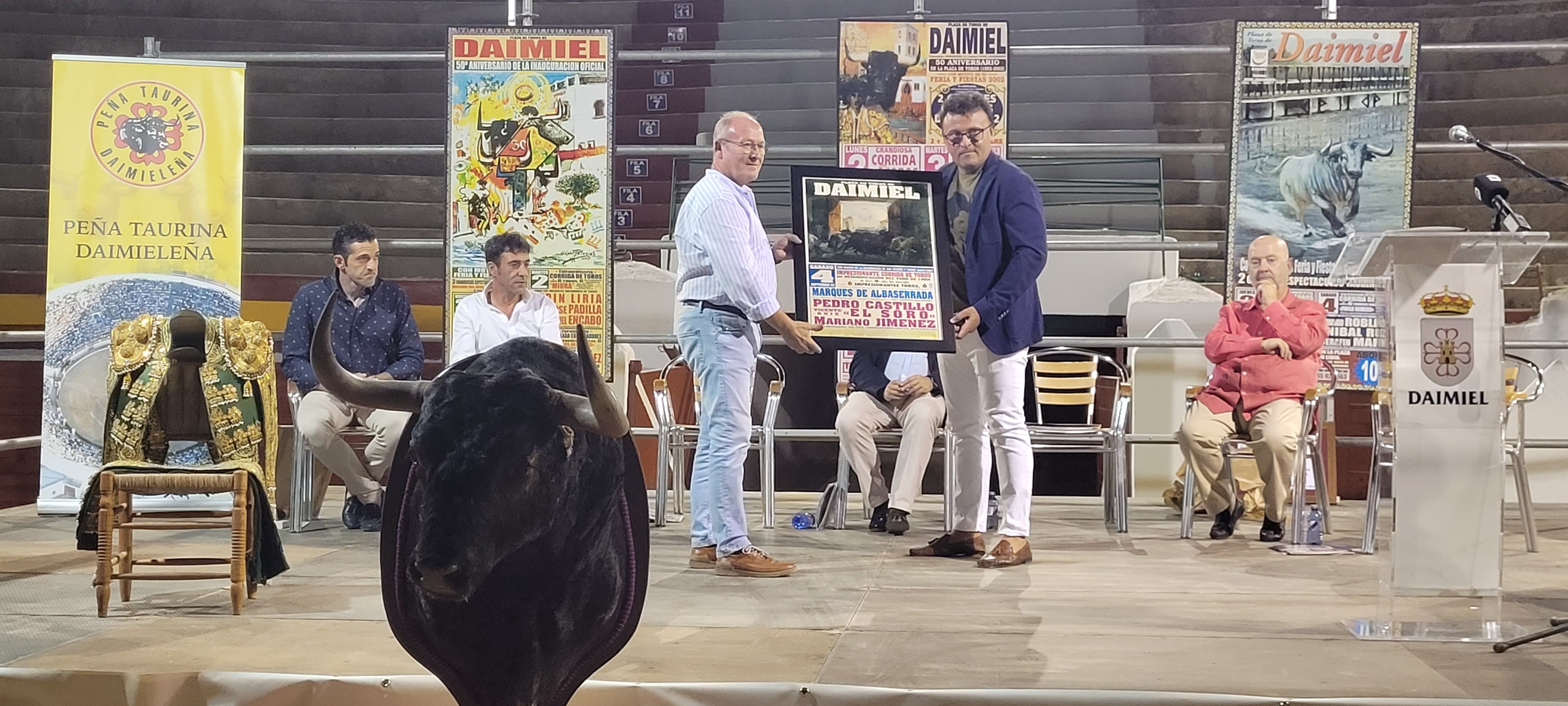 Entrega de obsequios durante el acto.