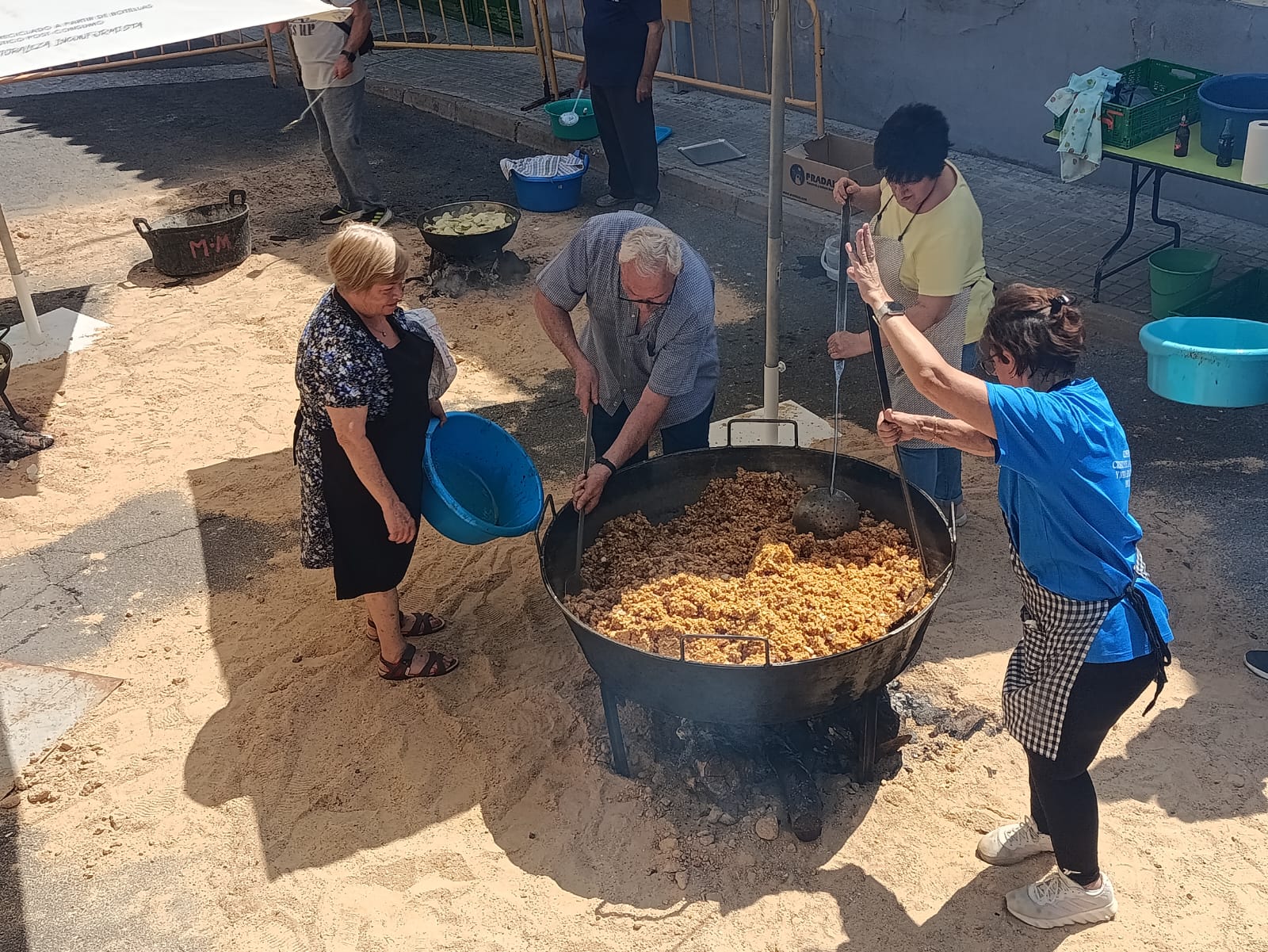 Comida popular a beneficio de 'La Magia de Eva'.