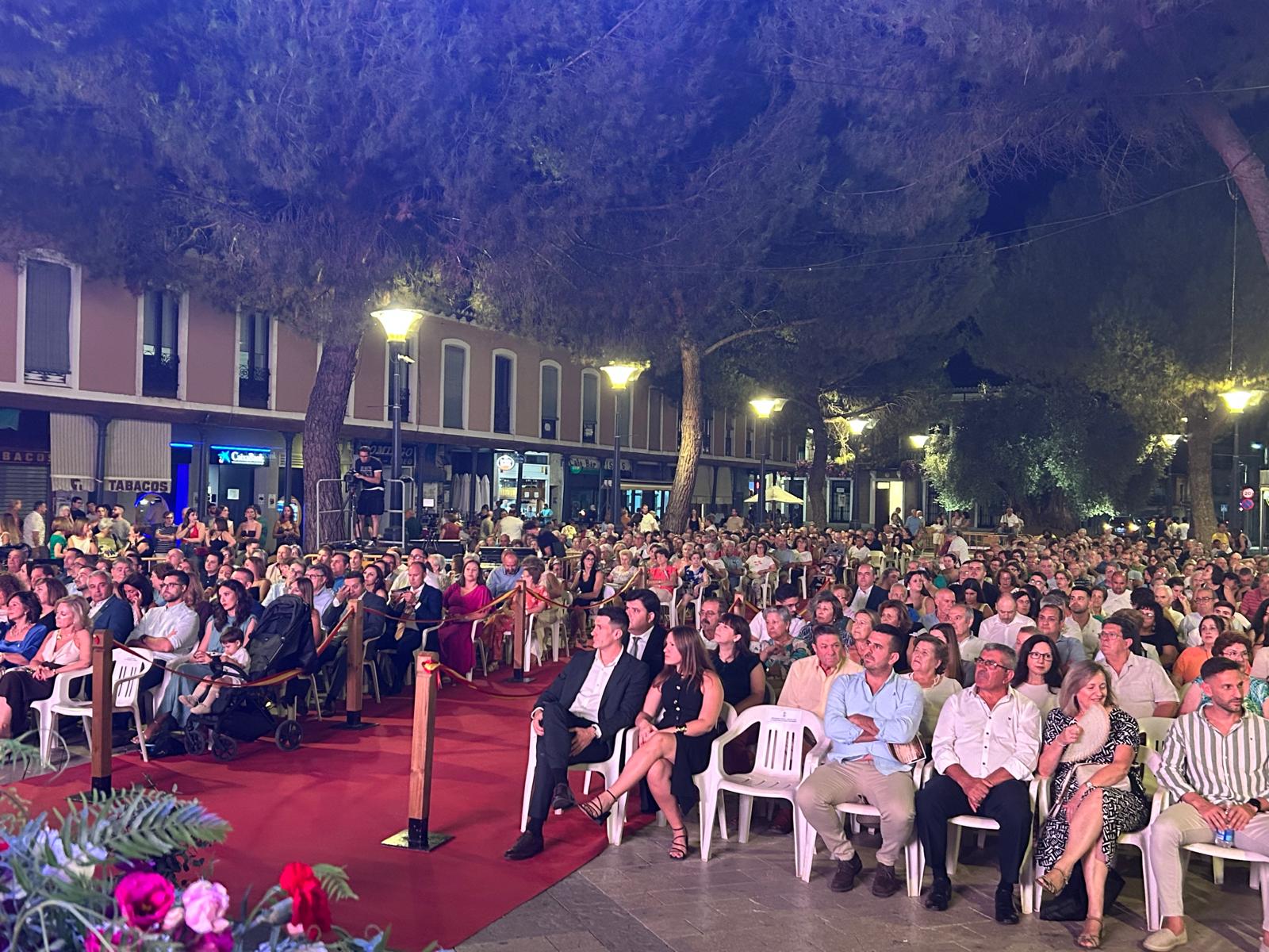 El público llenó la Plaza de España.