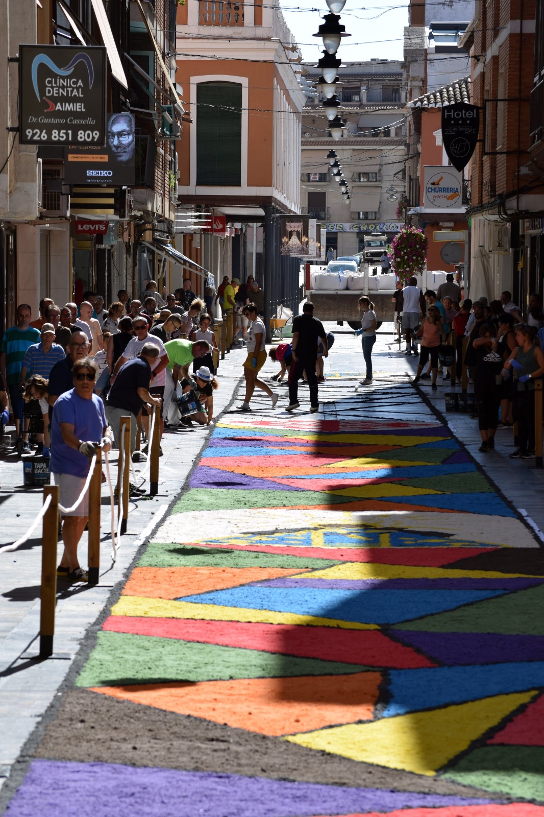 La alfombra de sal tintada se ha elaborado un día antes de lo habitual.
