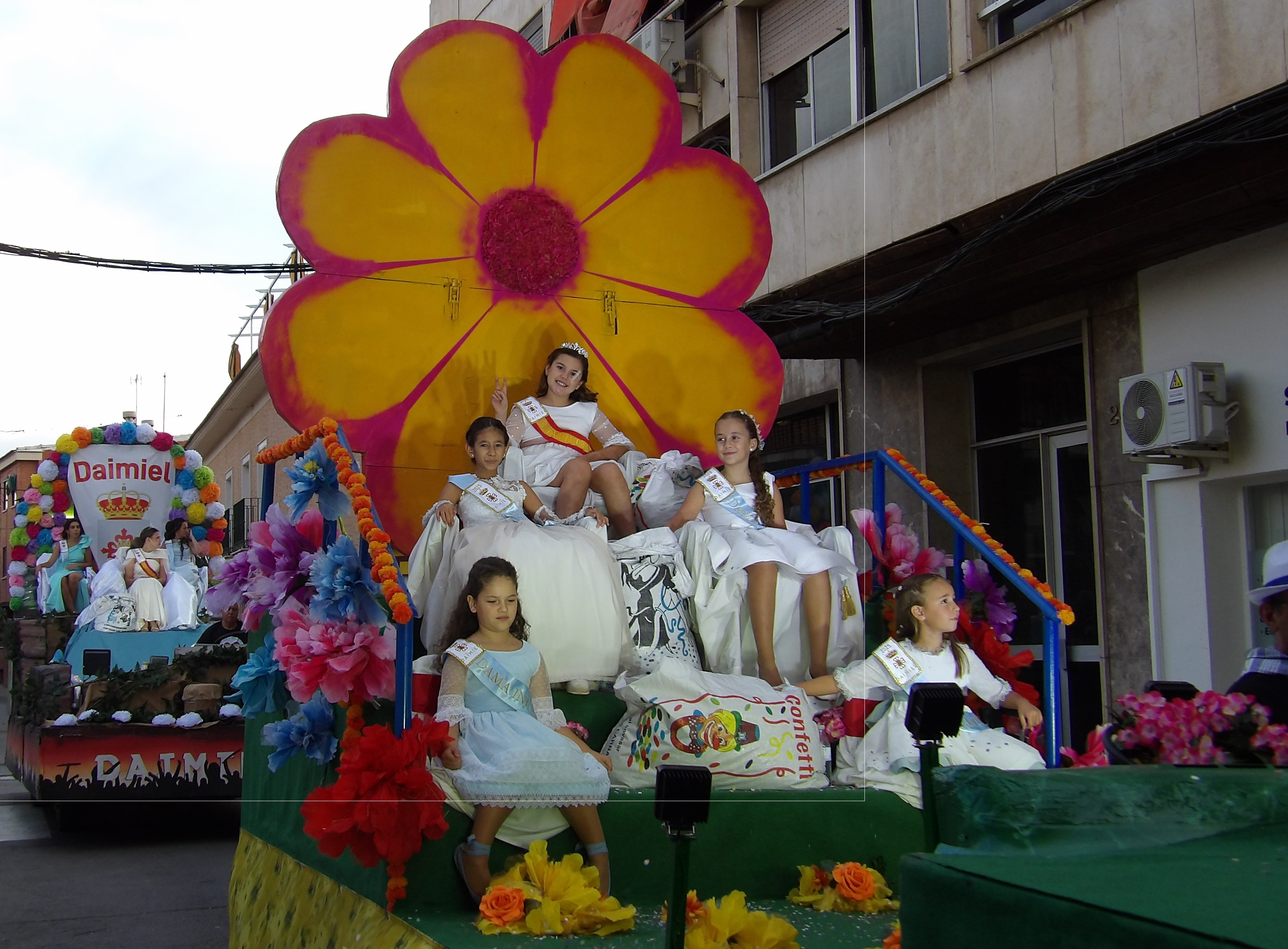 Las reinas y las damas en el desfile.