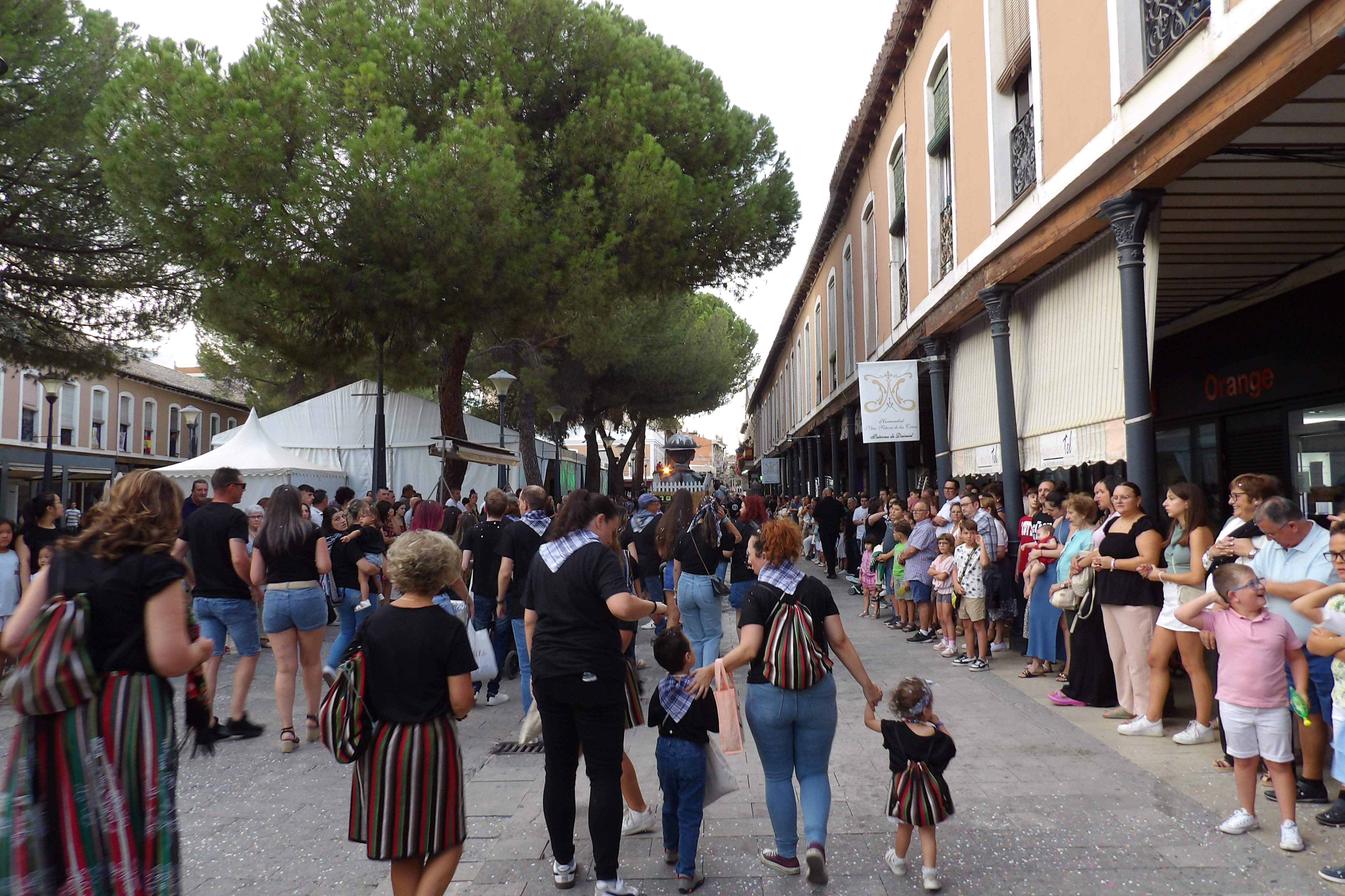 Las peñas en el desfile.
