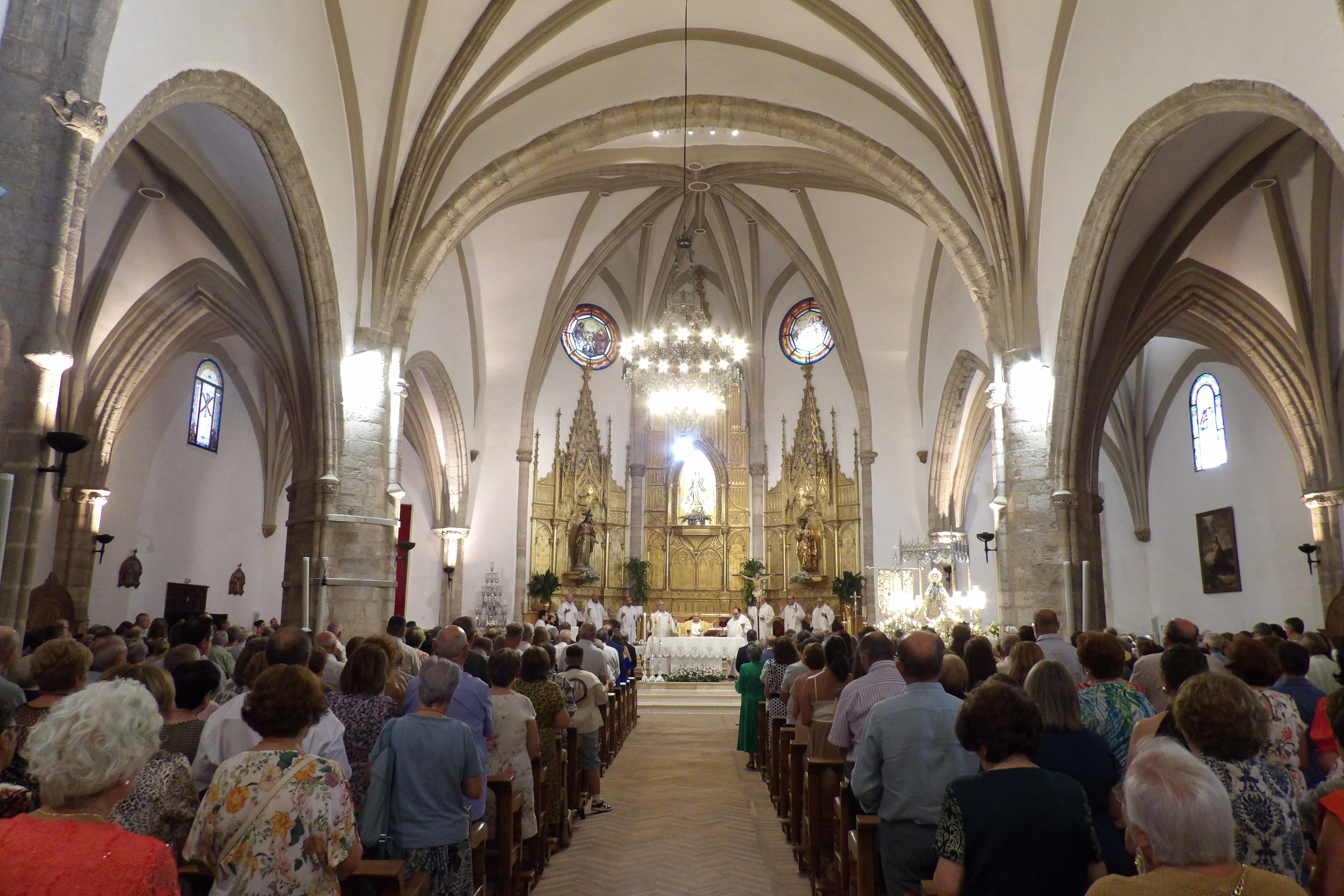 La iglesia de Santa María, llena.