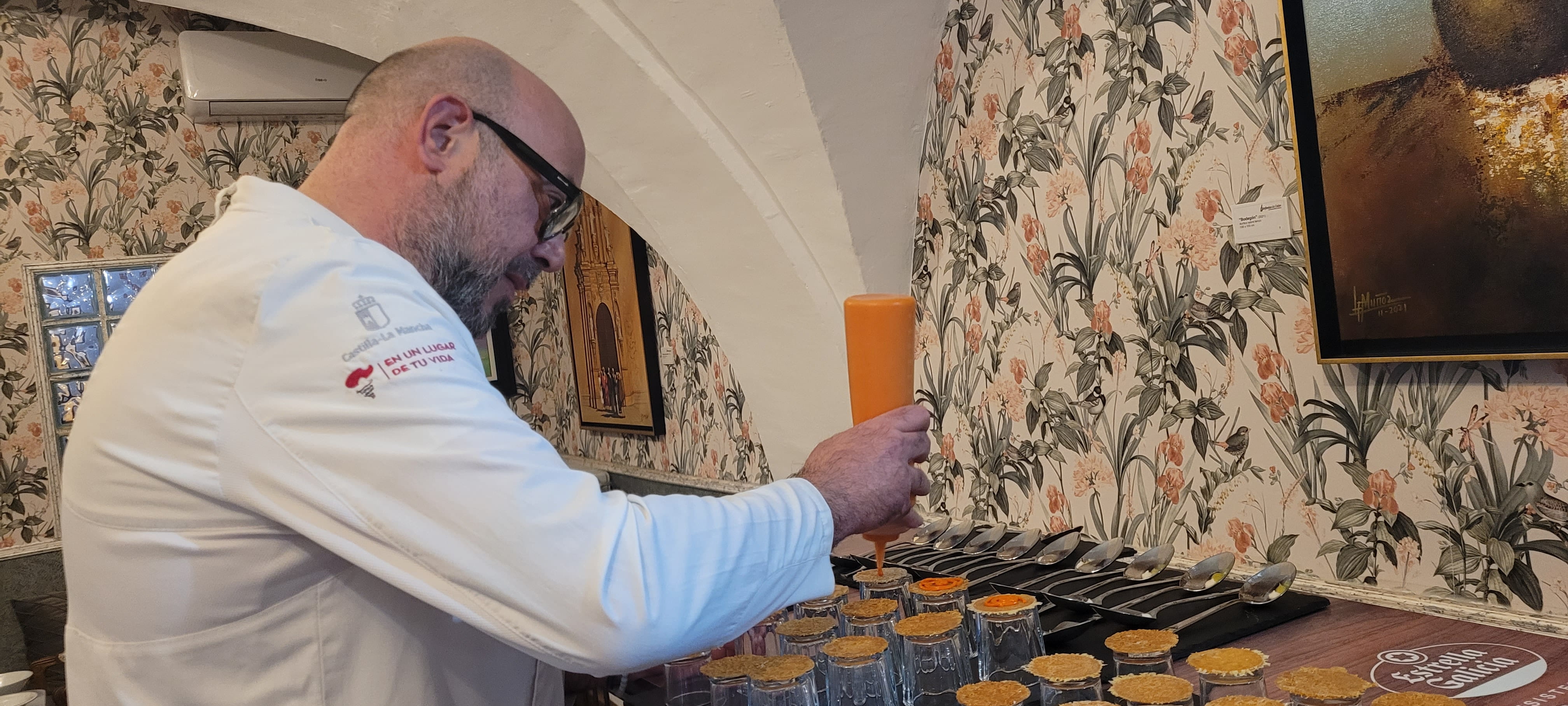 El chef Rubén Sánchez Camacho preparando los platos de la degustación.