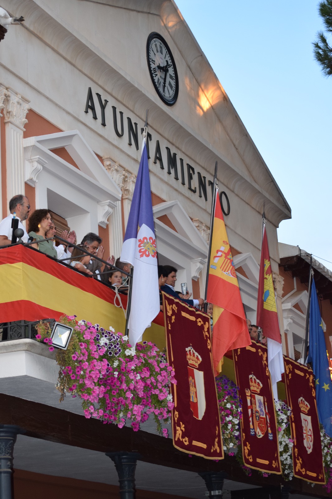 Izado de banderas en el Ayuntamiento.