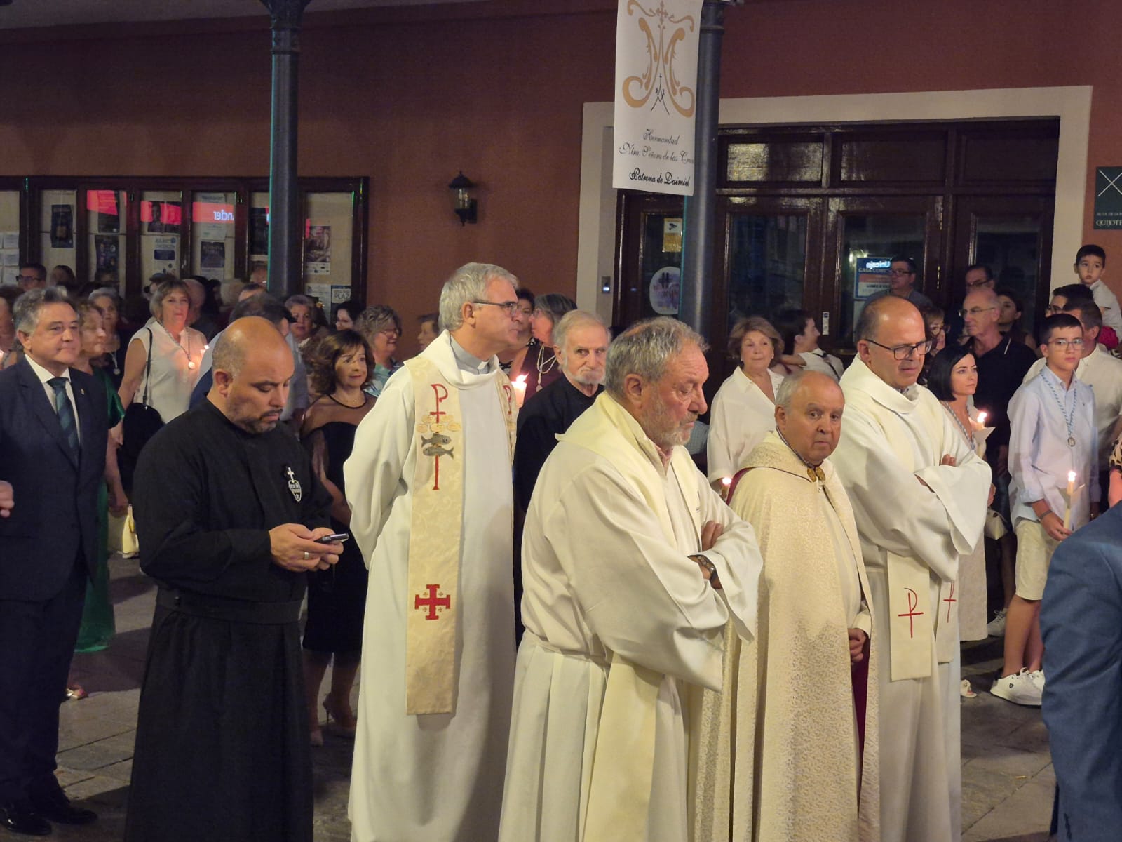El alcalde junto a los sacerdotes de las parroquias daimieleñas y los Padres Pasionistas.