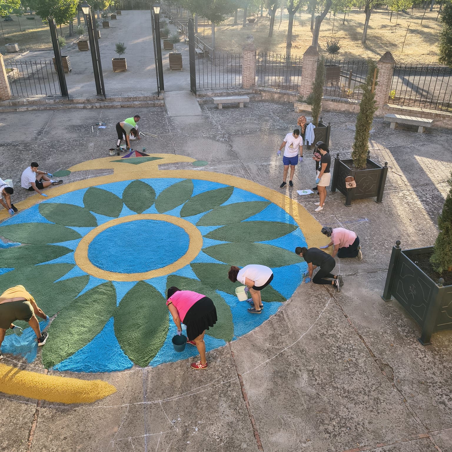 Elaboración de la alfombra a la entrada del Santuario.