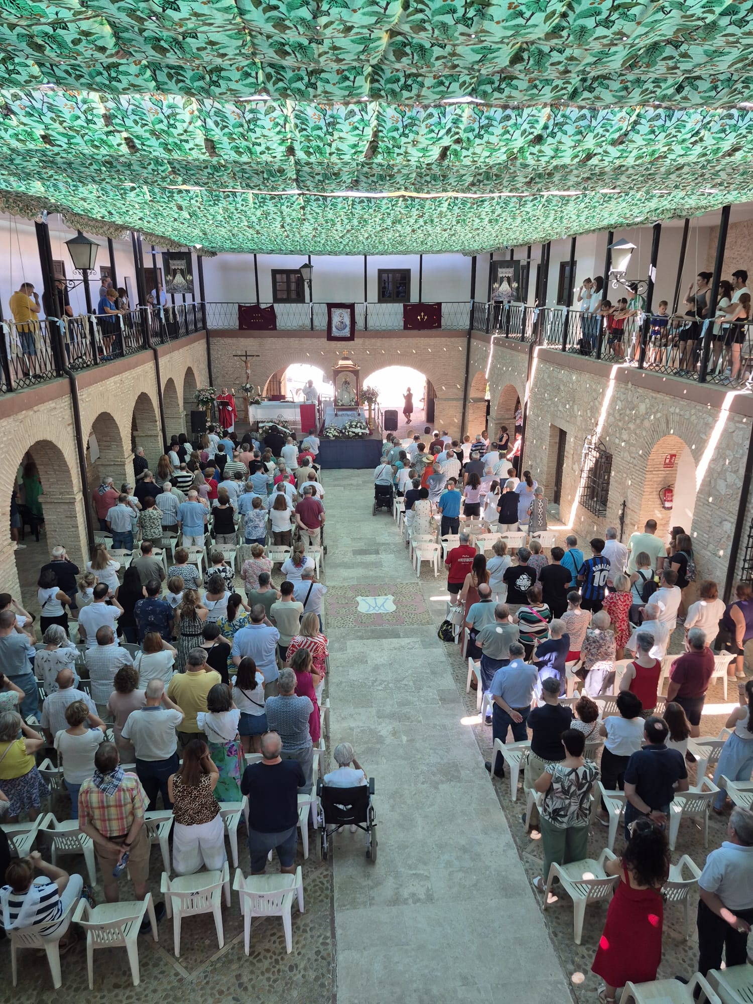 Solemne función religiosa celebrada en el patio principal del Santuario.