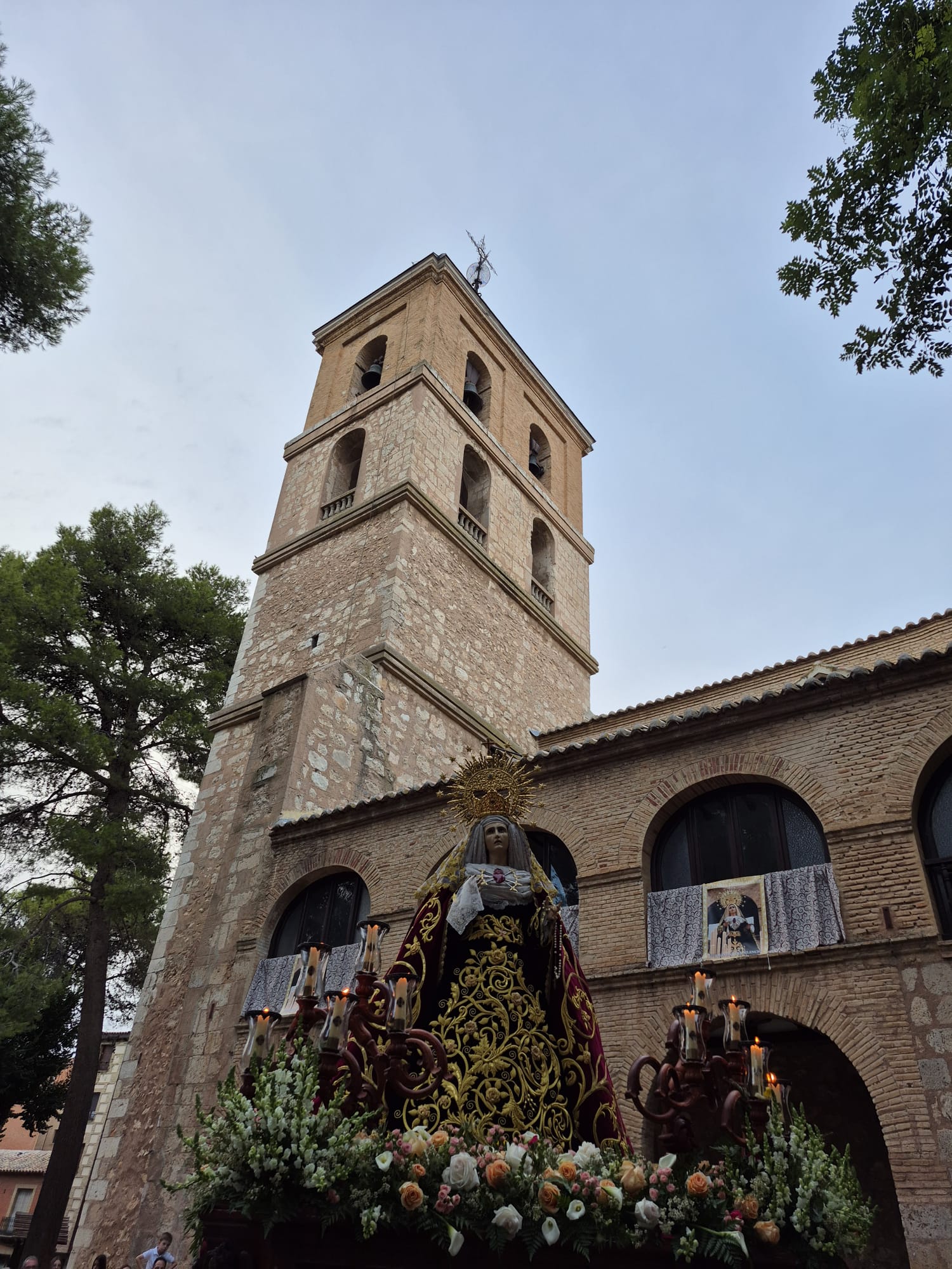 La imagen de María Desolada saliendo de Santa María.