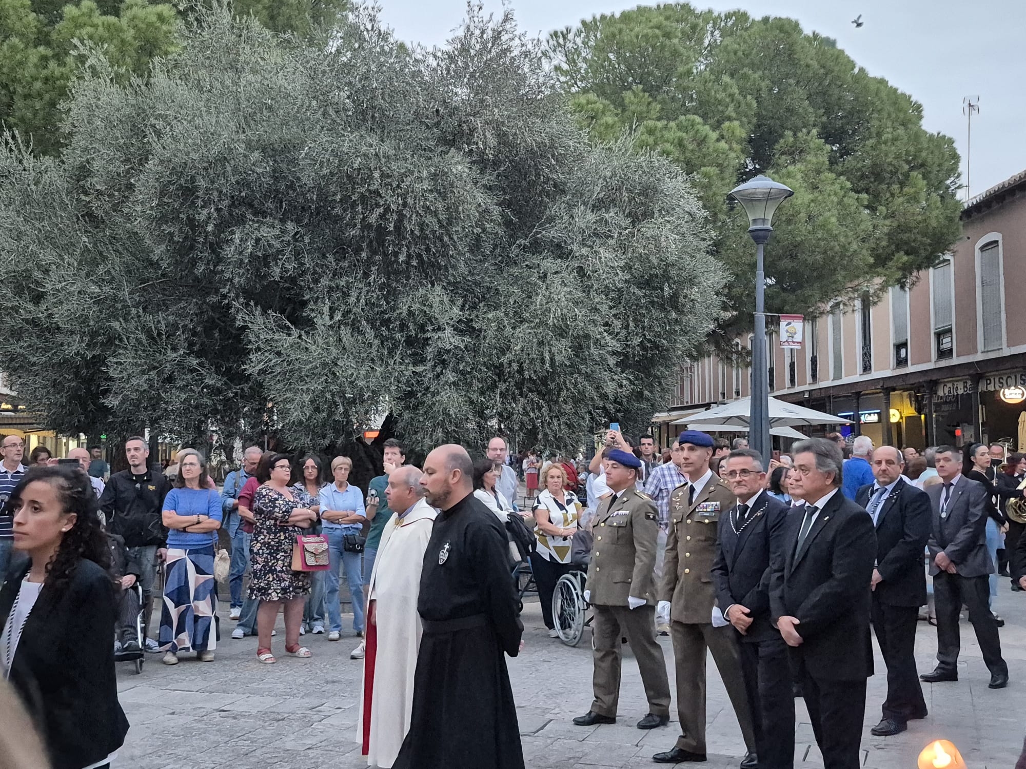 Autoridades en la procesión.