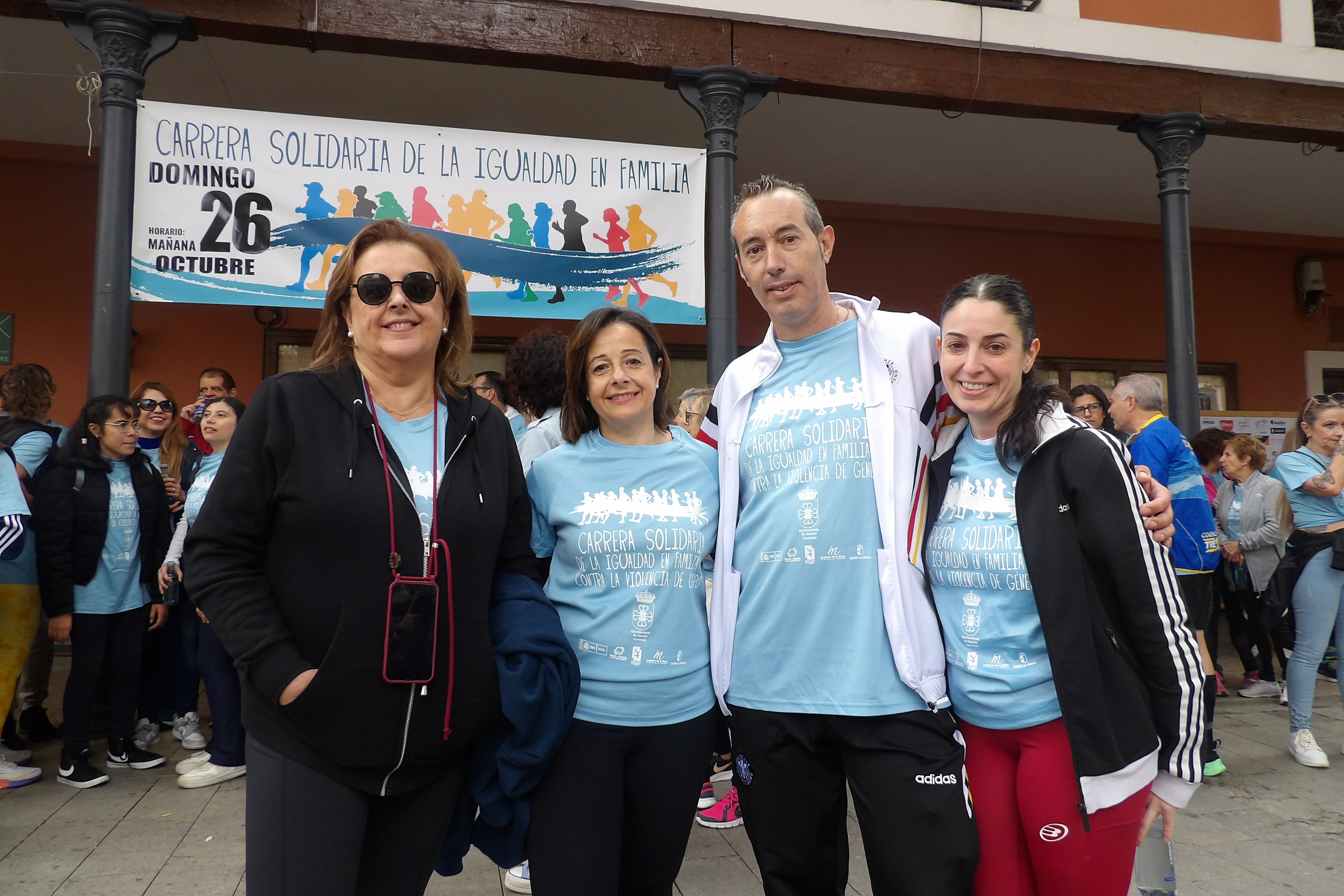 La coordinadora del Centro de la Mujer junto a la concejal de Igualdad y los padres de Eva.